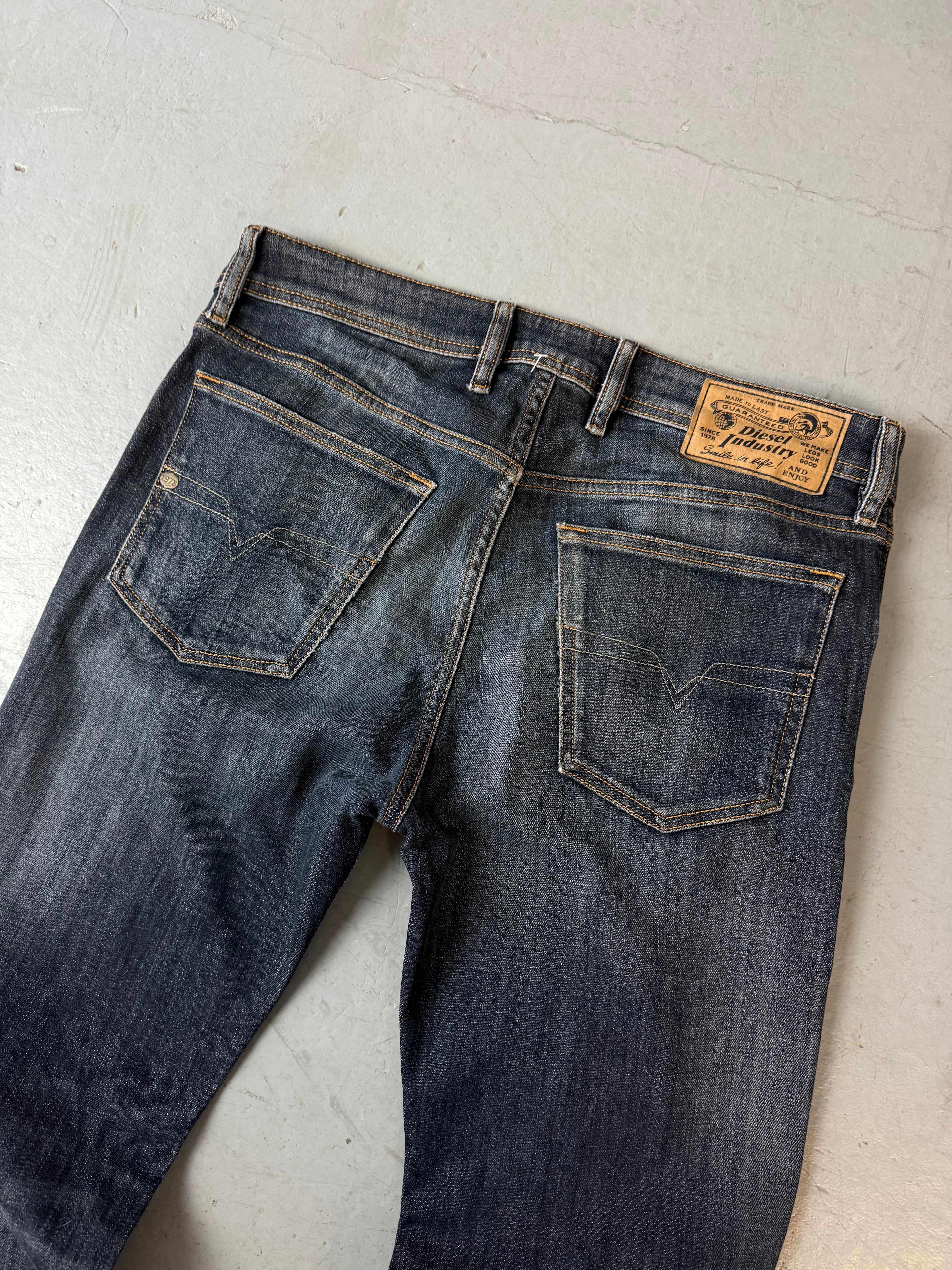 Vintage Diesel Waykee Straight Leg Jeans für Herren. Y2K Second Hand 2000s Fashion