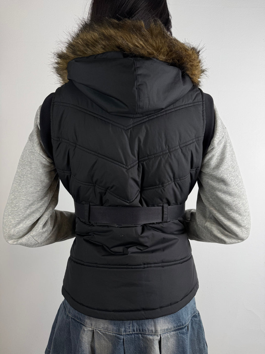 Tragebild von Vintage Black Fur Puffer Vest S/M von hinten