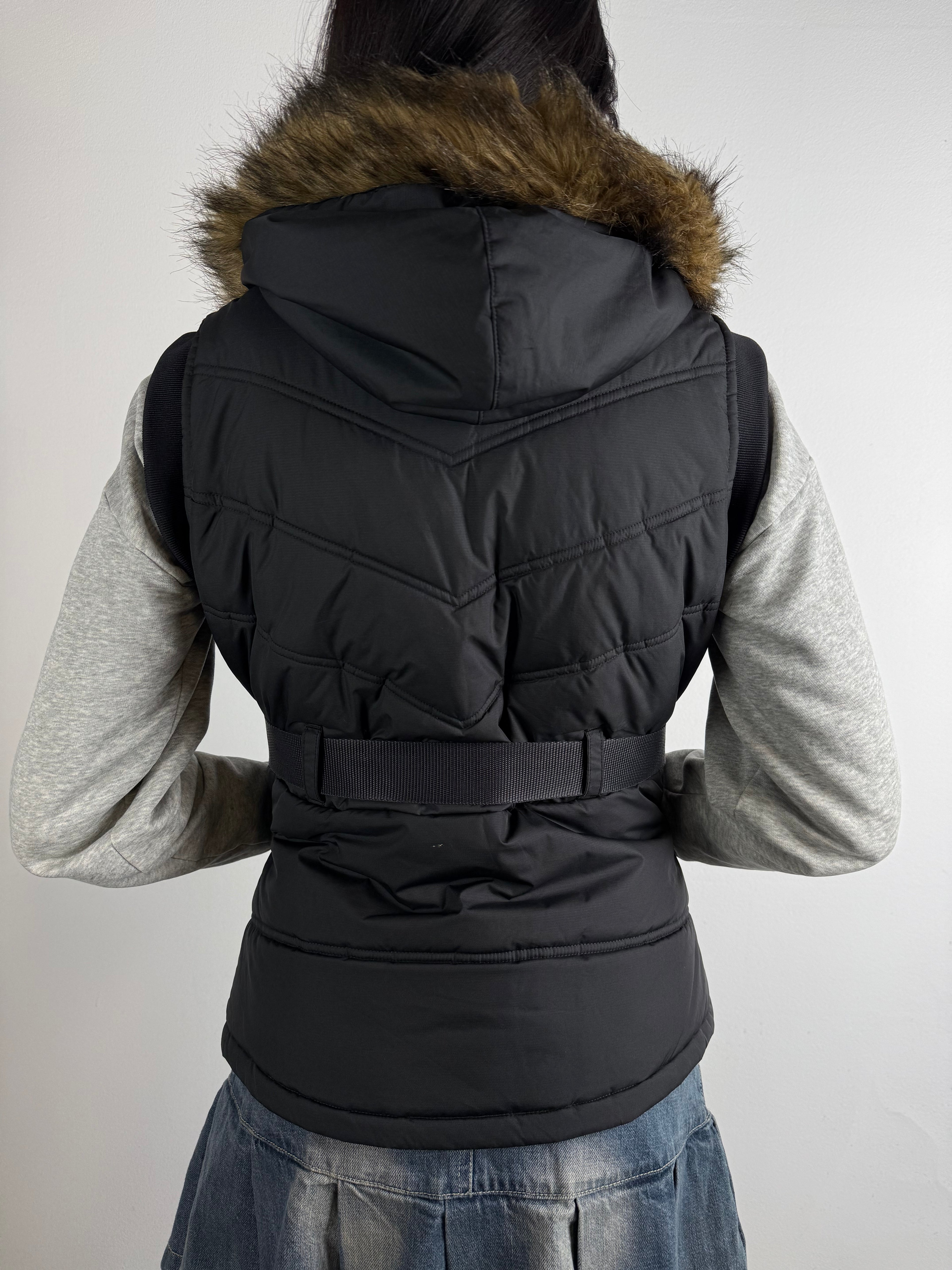 Tragebild von Vintage Black Fur Puffer Vest S/M von hinten