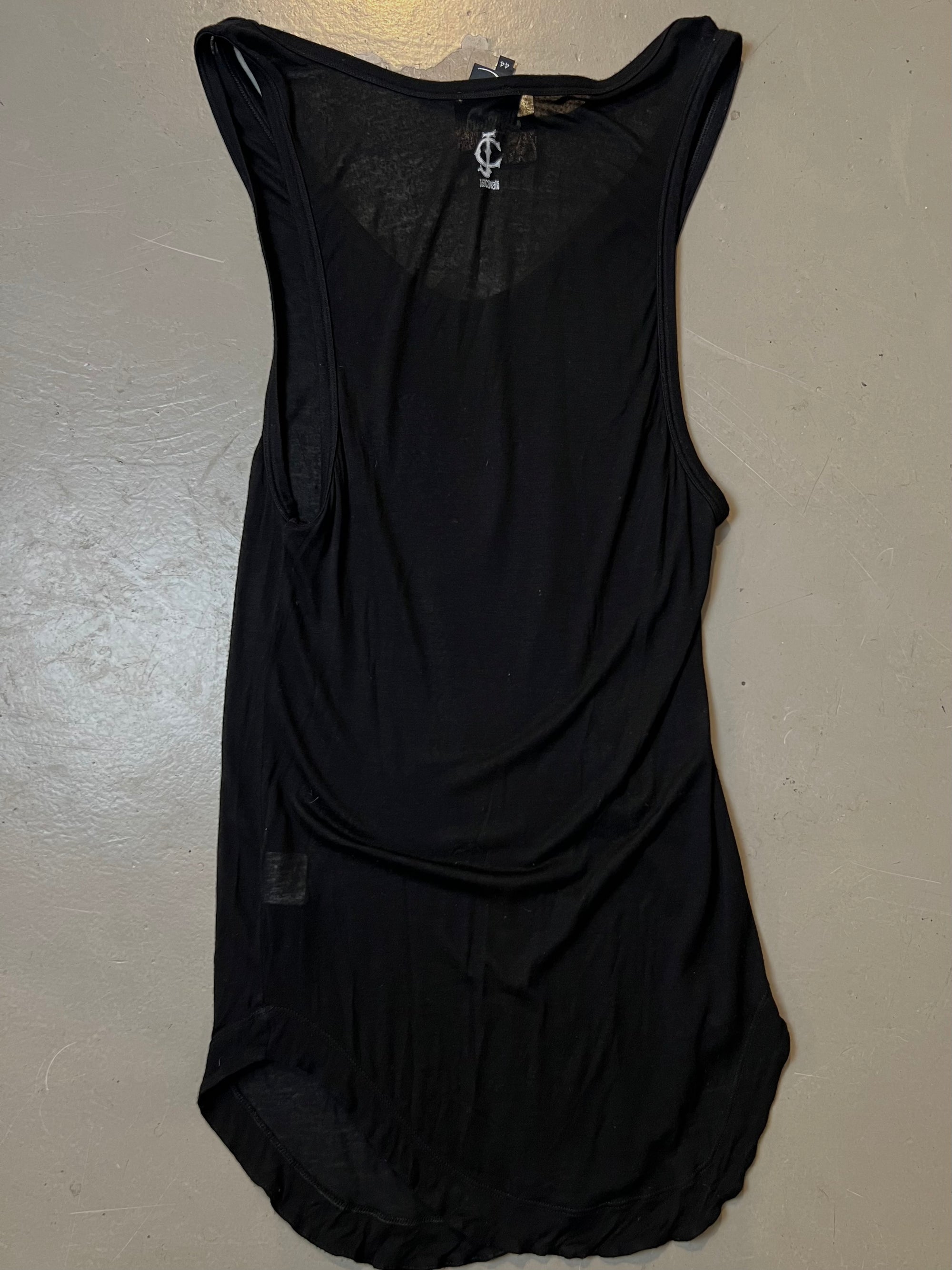 Langes schwarzes Top von Roberto Cavalli, Aufschrift “I love J.C” in glitzersteinen, produktbild vor grauem Hintergrund, von hinten.
