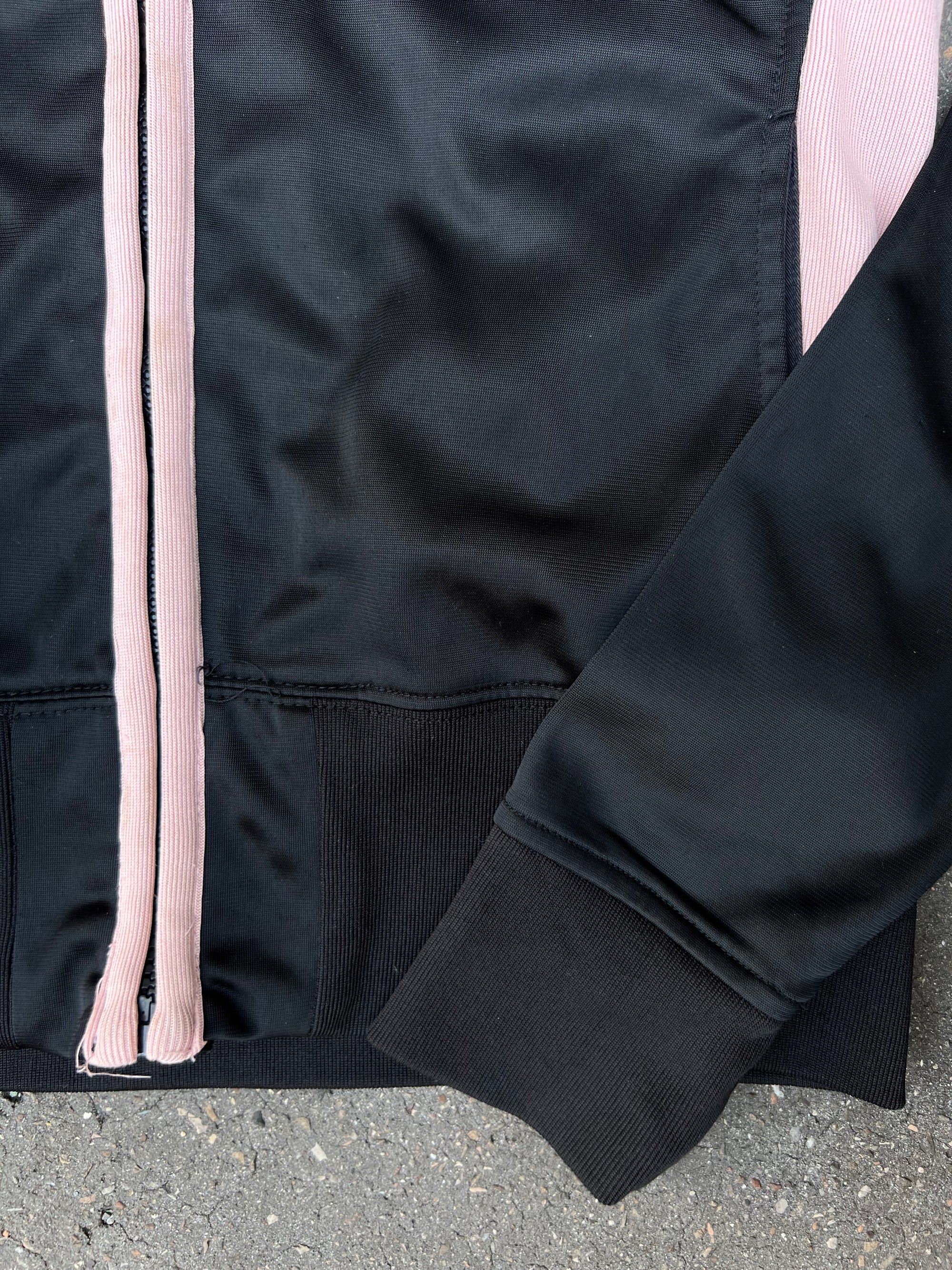 Eine schwarze Sportjacke von SASCH mit Rosa Details und Kaputte in M