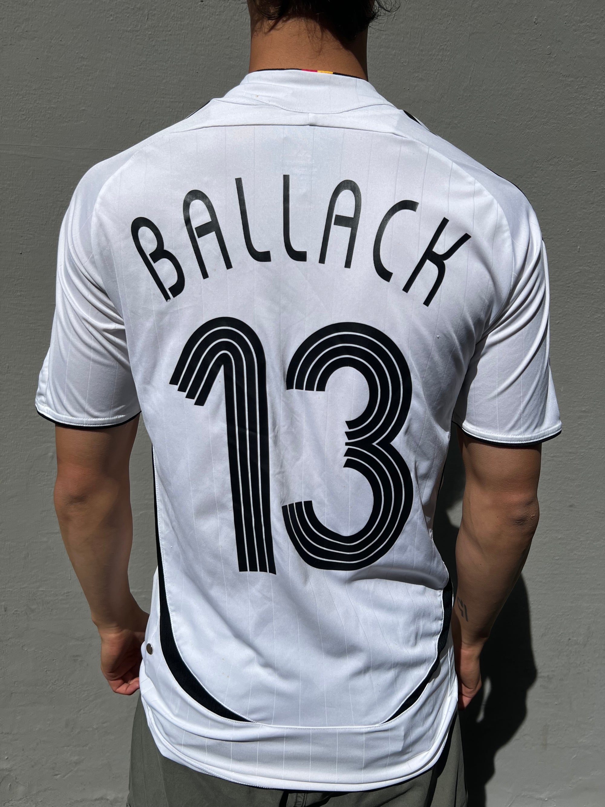 Ein Deutschland Trikot mit drei Sternen und Ballack auf dem Rücken