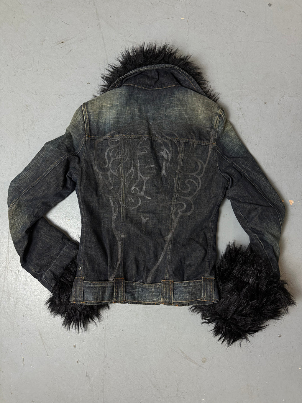 Produktbild von einer Vintage Miss Sixty Luxus Jeans Jacke mit Fell. Rückseite mit Aufdruck eines Damenkopfes auf dem Rücken.