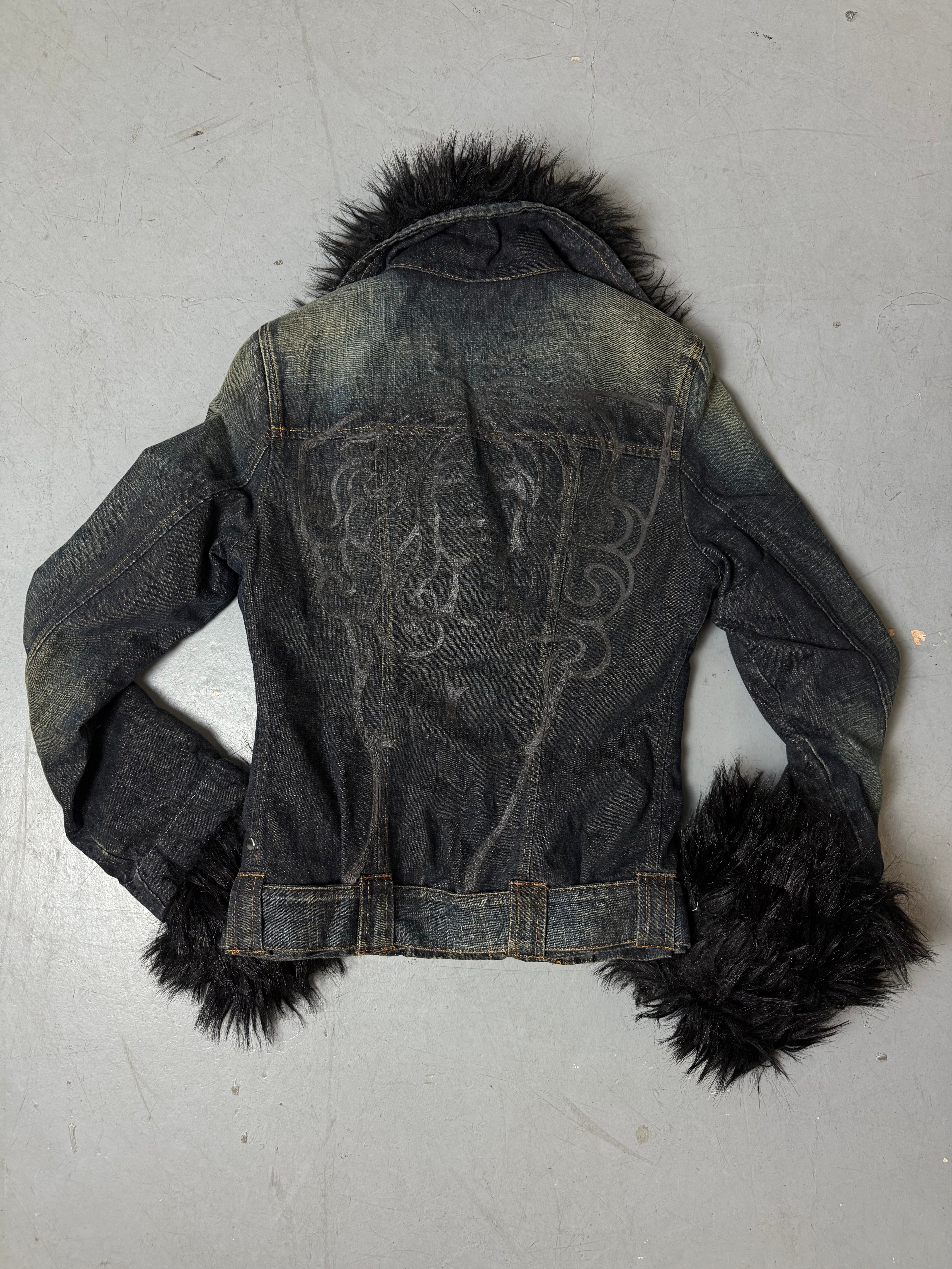 Produktbild von einer Vintage Miss Sixty Luxus Jeans Jacke mit Fell. Rückseite mit Aufdruck eines Damenkopfes auf dem Rücken.
