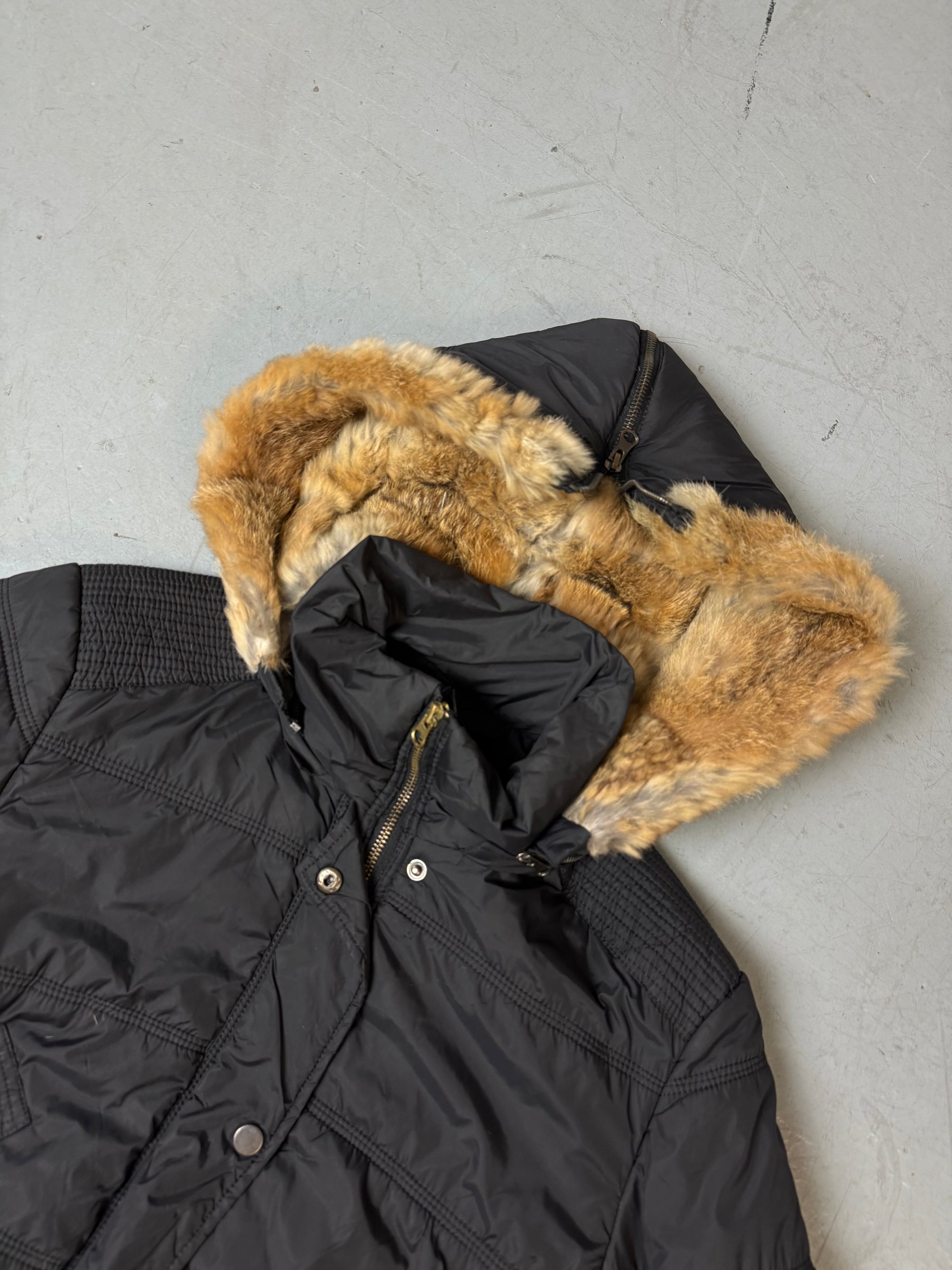 Eine schwarze cropped Puffer Jacke im Y2K Stil mit faux fur Kaputze 