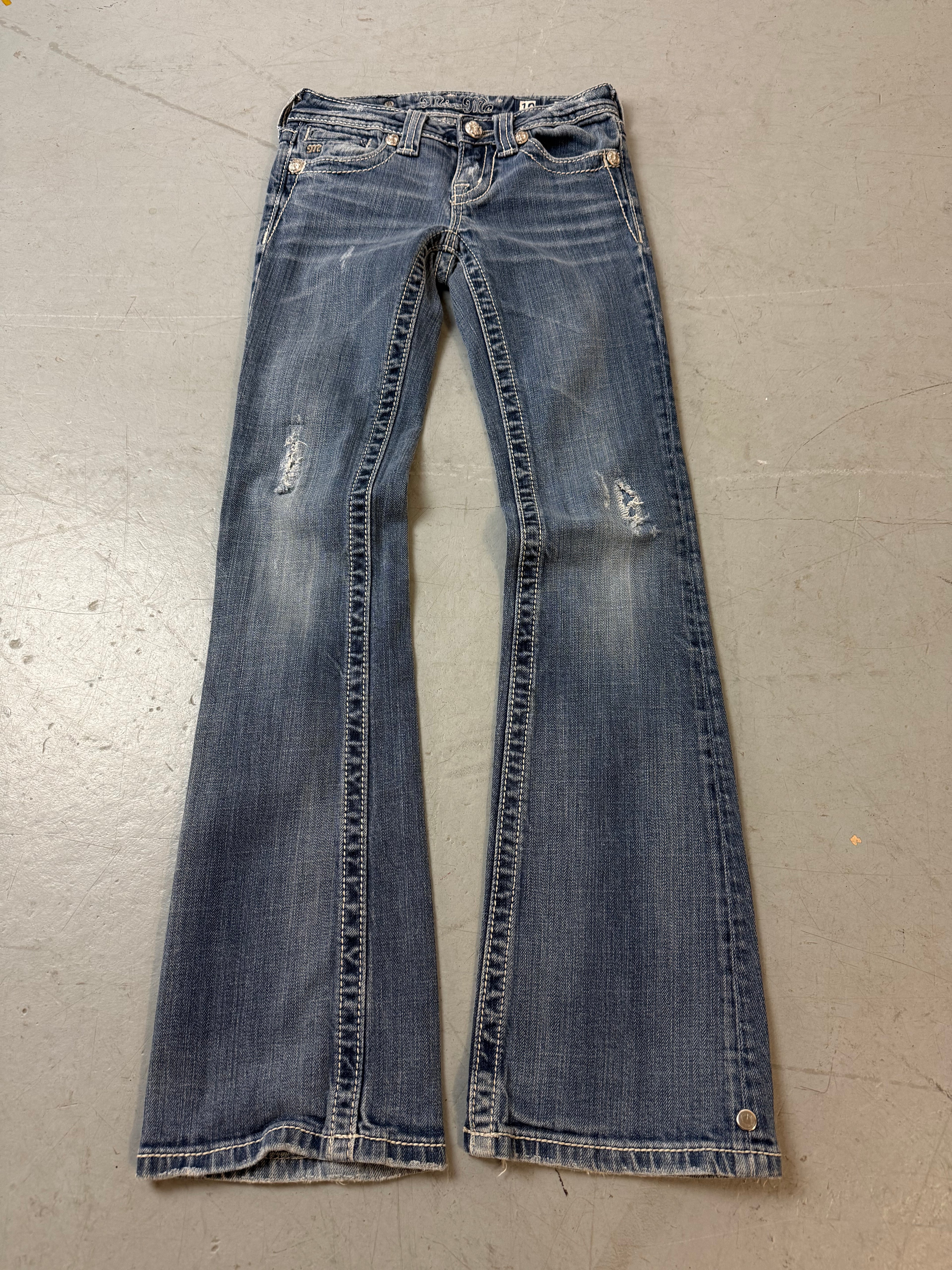 Vintage Miss Me Low Waist Bootcut Denim für Damen. Y2K Second Hand 2000s Fashion