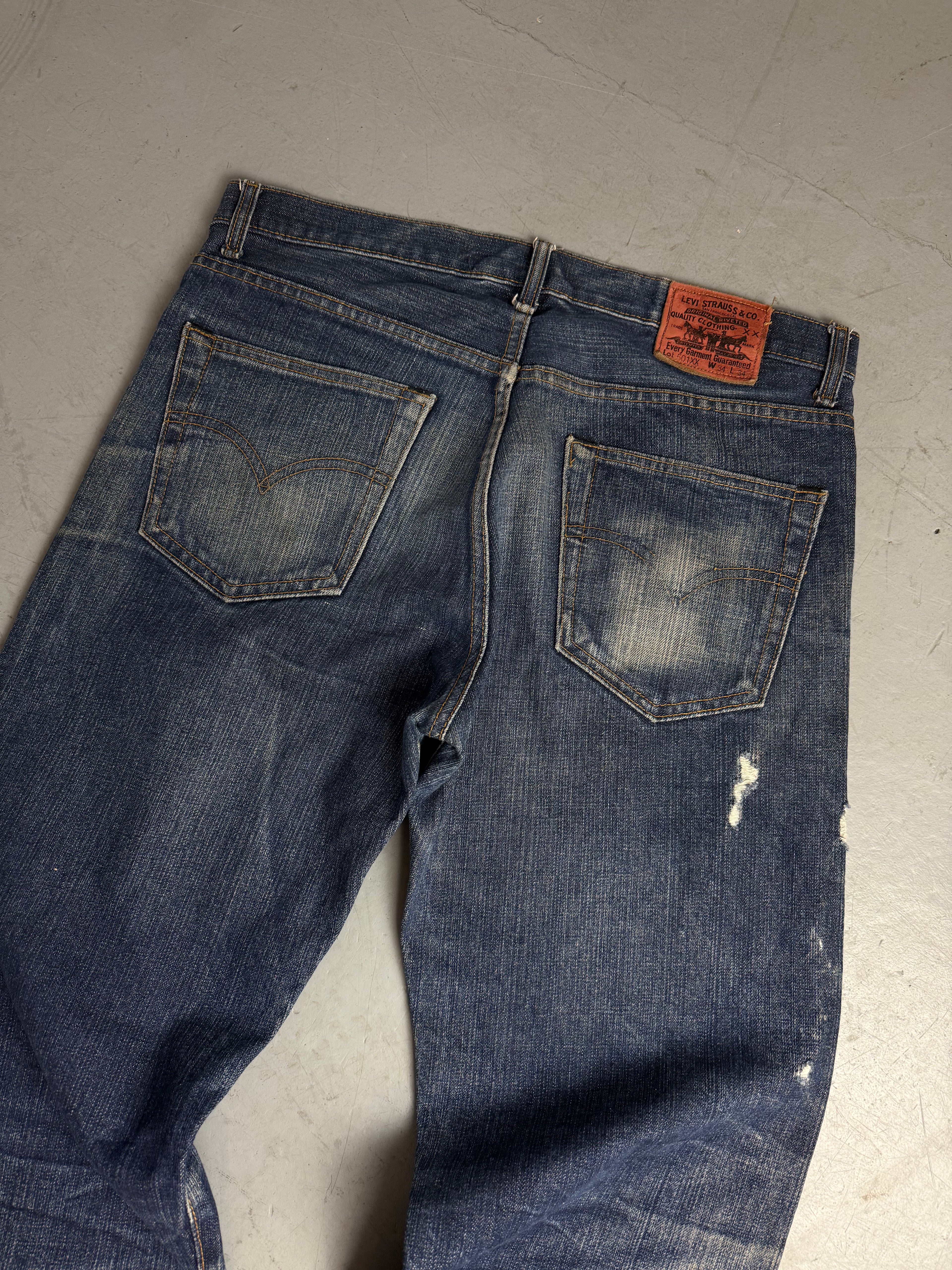 Levi’s 501XX dunkelblaue straight leg denim Jeans für Herren. Vintage Y2K second Hand Fashion. 
