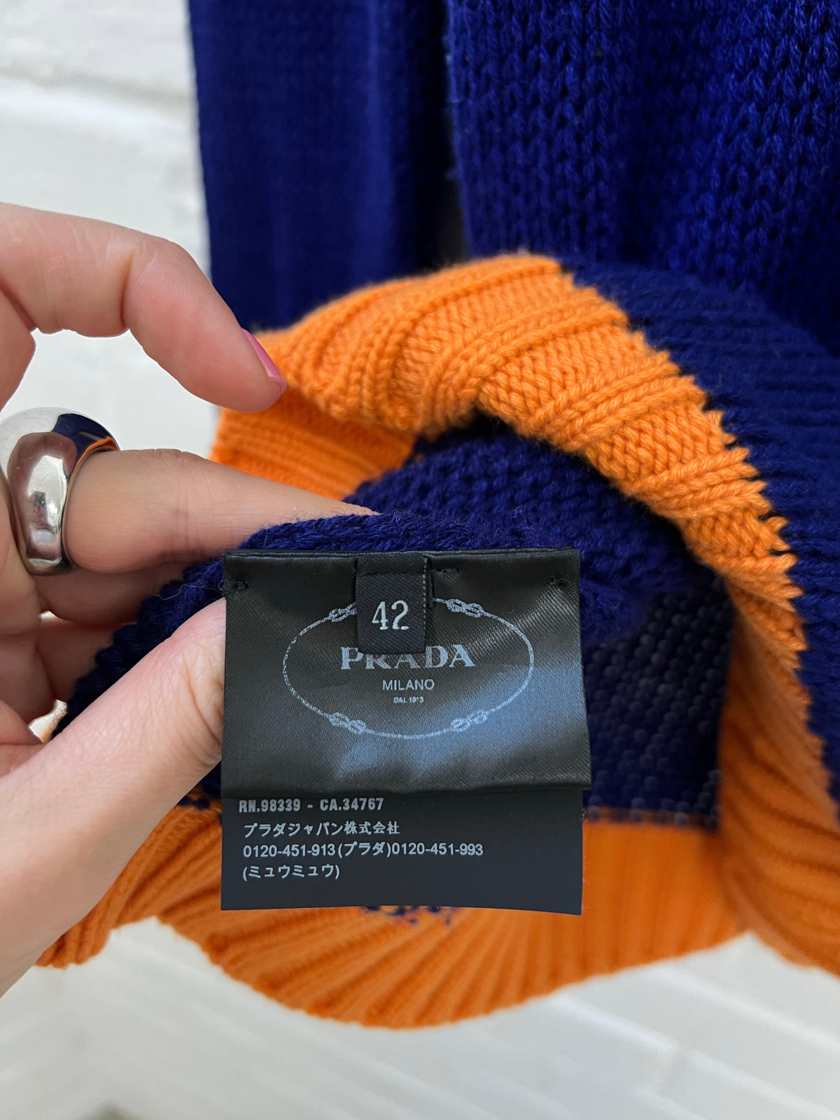 Prada AW18 Graphic Race Logo Knit Sweater (S) Blau Orange Strickpullover von Prada Still Thrifting Vintage Shop