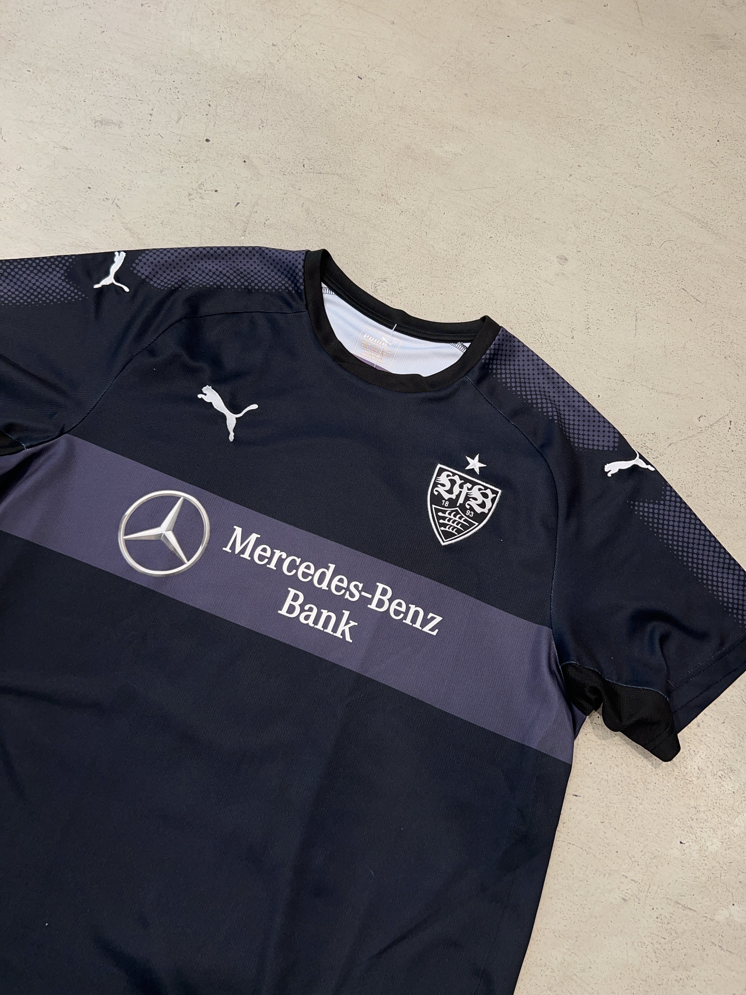 Vintage Puma VfB Trikot für Herren. Y2K Second Hand 2000s Fashion.