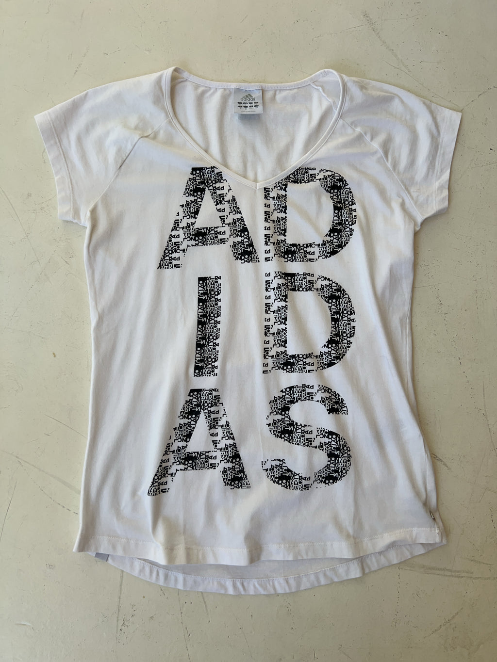 Vintage Adidas Grapic T-Shirt für Damen. Y2k Second Hand 2000s Fashion.
