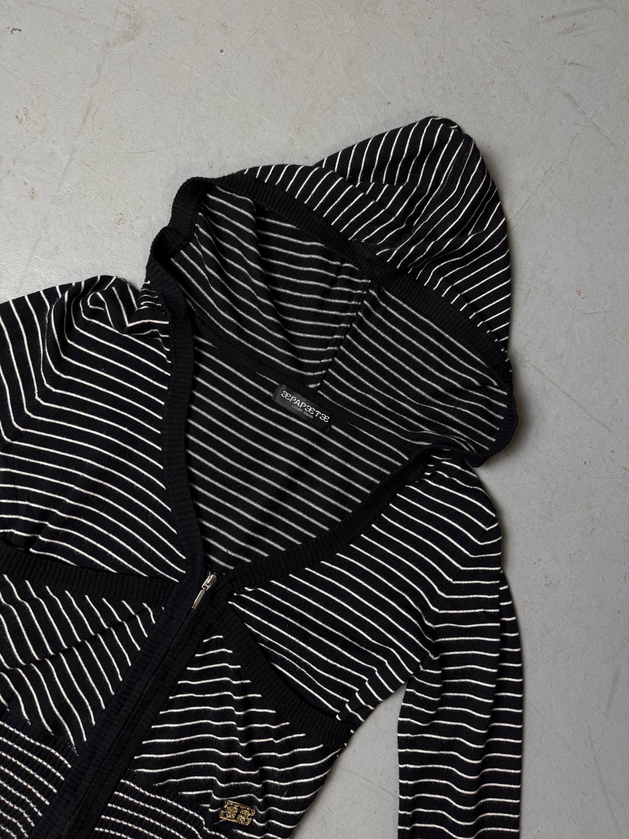 Ein schwarz weiß gestreifter zip hoodie slimfit mit tiefem Ausschnitt y2k vintage