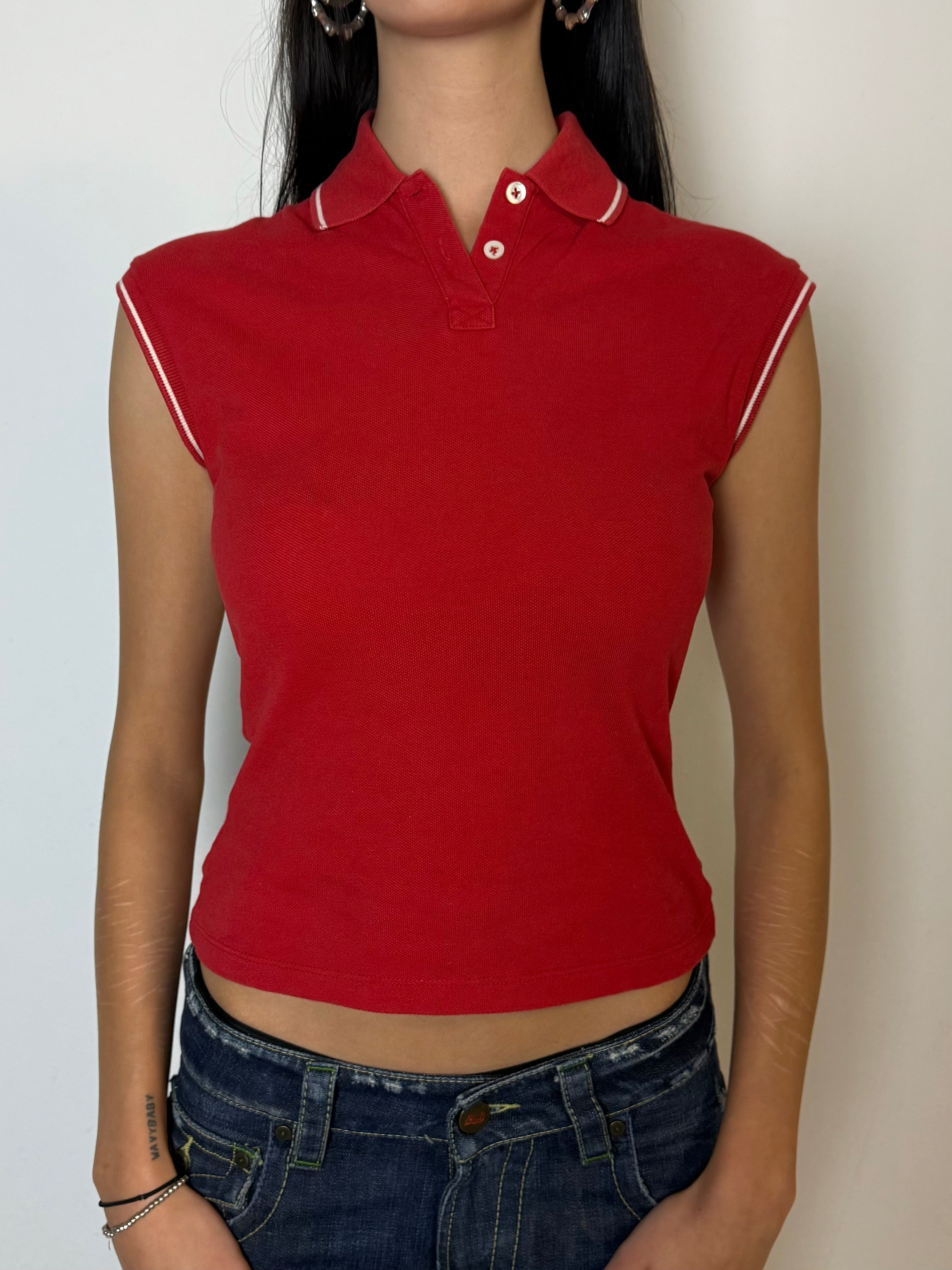 Ein rotes Moncler Polo ärmellos mit Moncler auf dem Rücken 