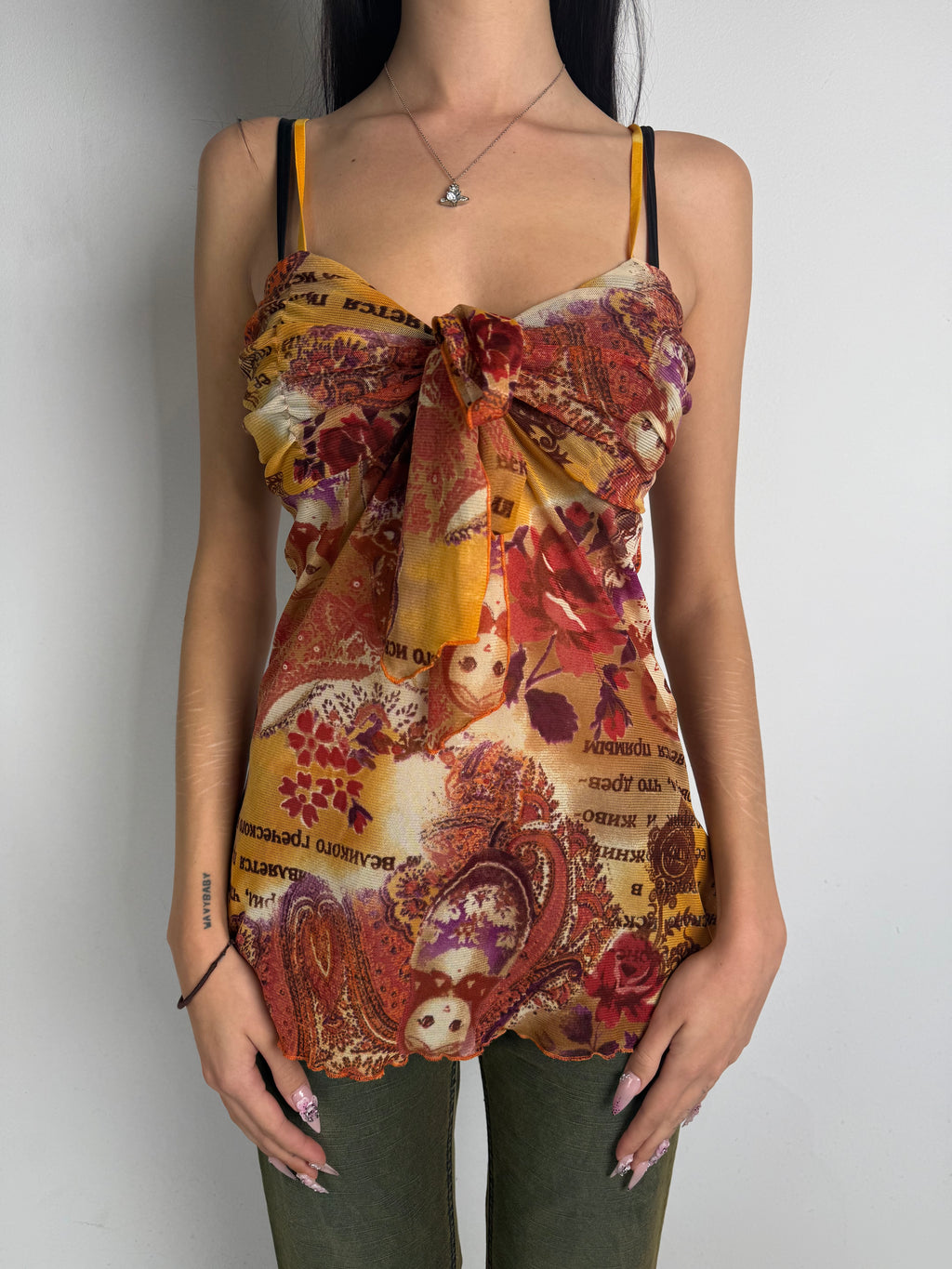 Tragebild von Vintage Orange Flower Printed Mesh Top von vorne