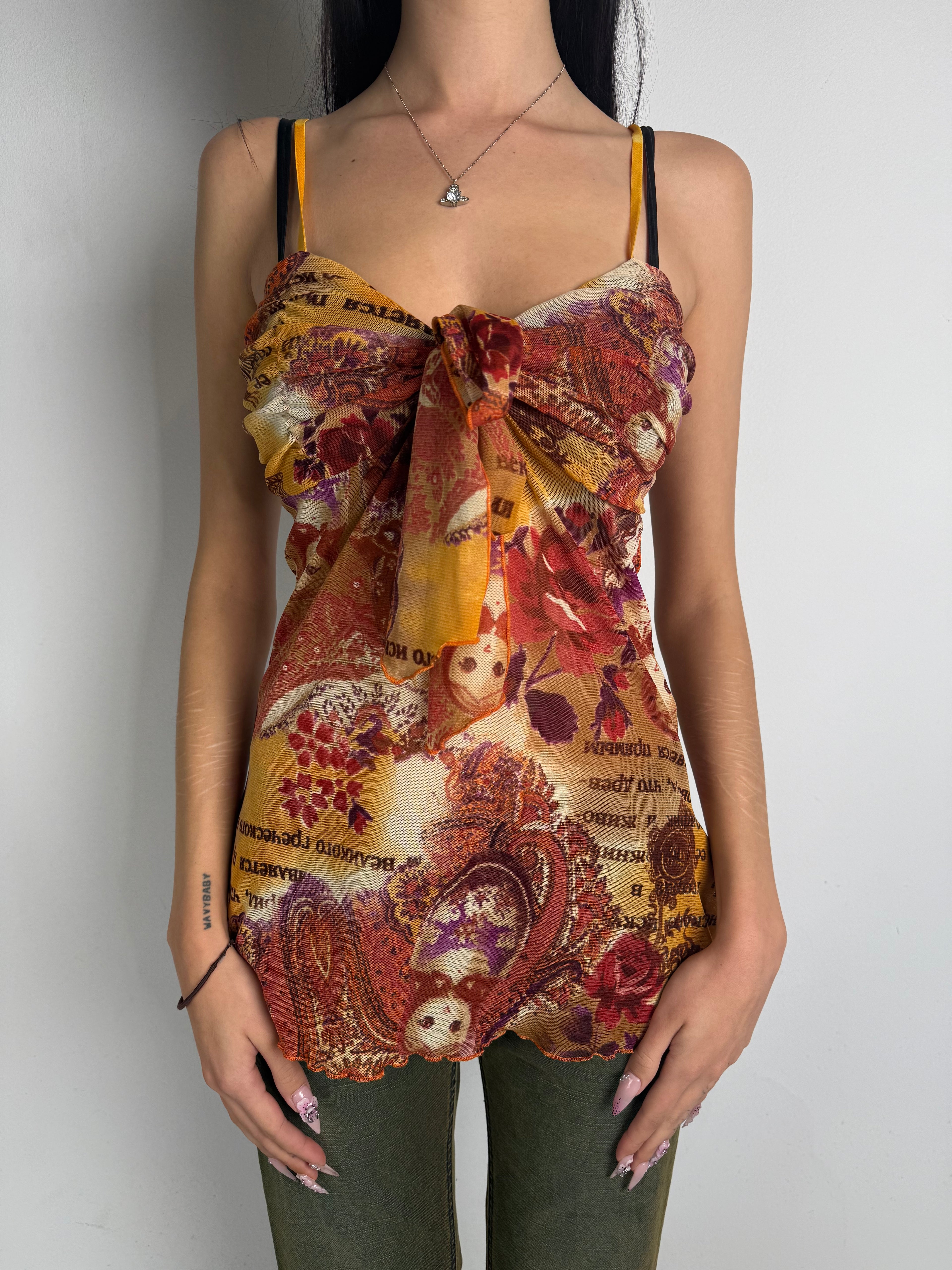 Tragebild von Vintage Orange Flower Printed Mesh Top von vorne
