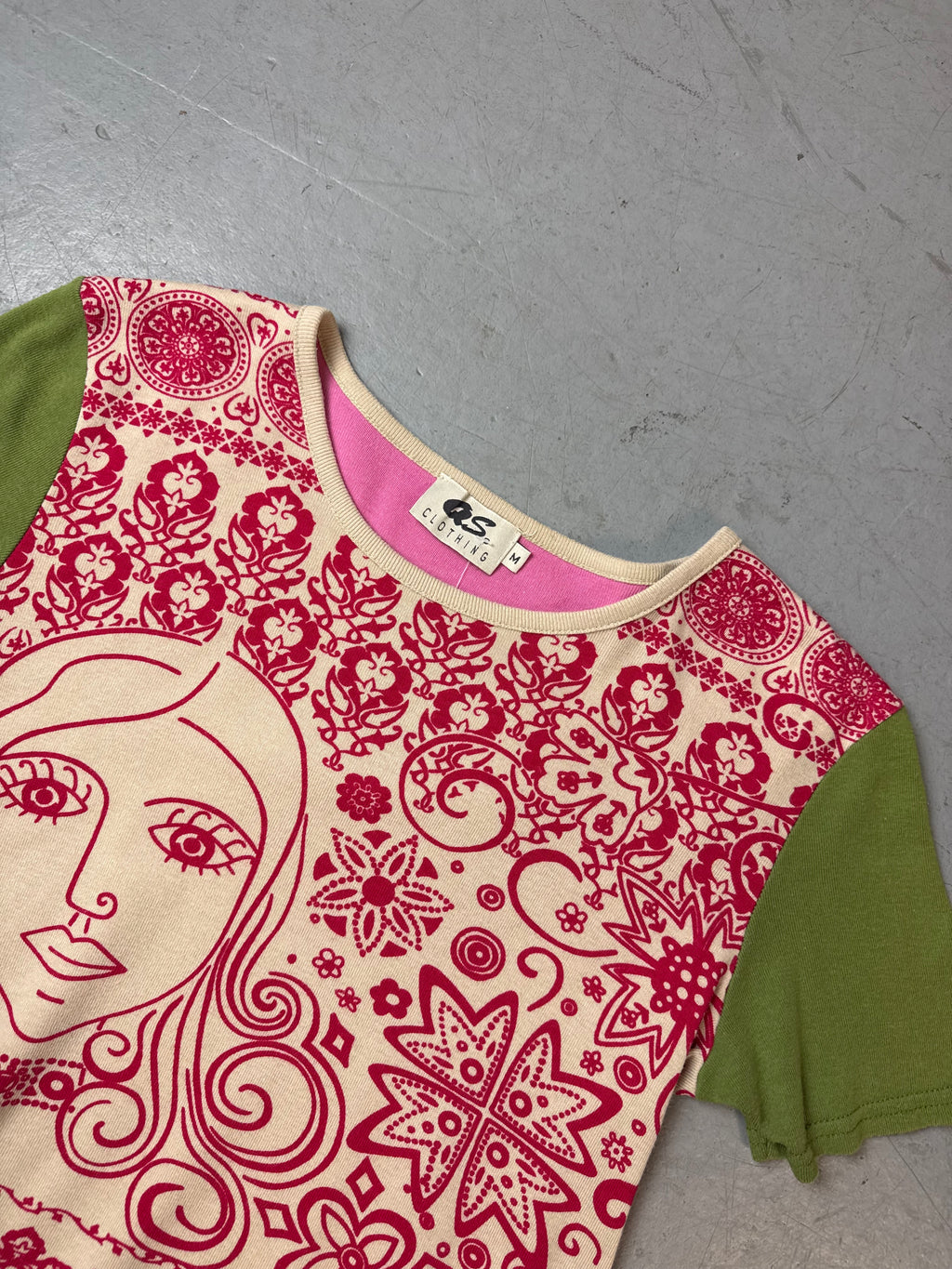 Vintage Red and Green Printed T-Shirt für Damen. Y2K Second Hand 2000s Fashion 