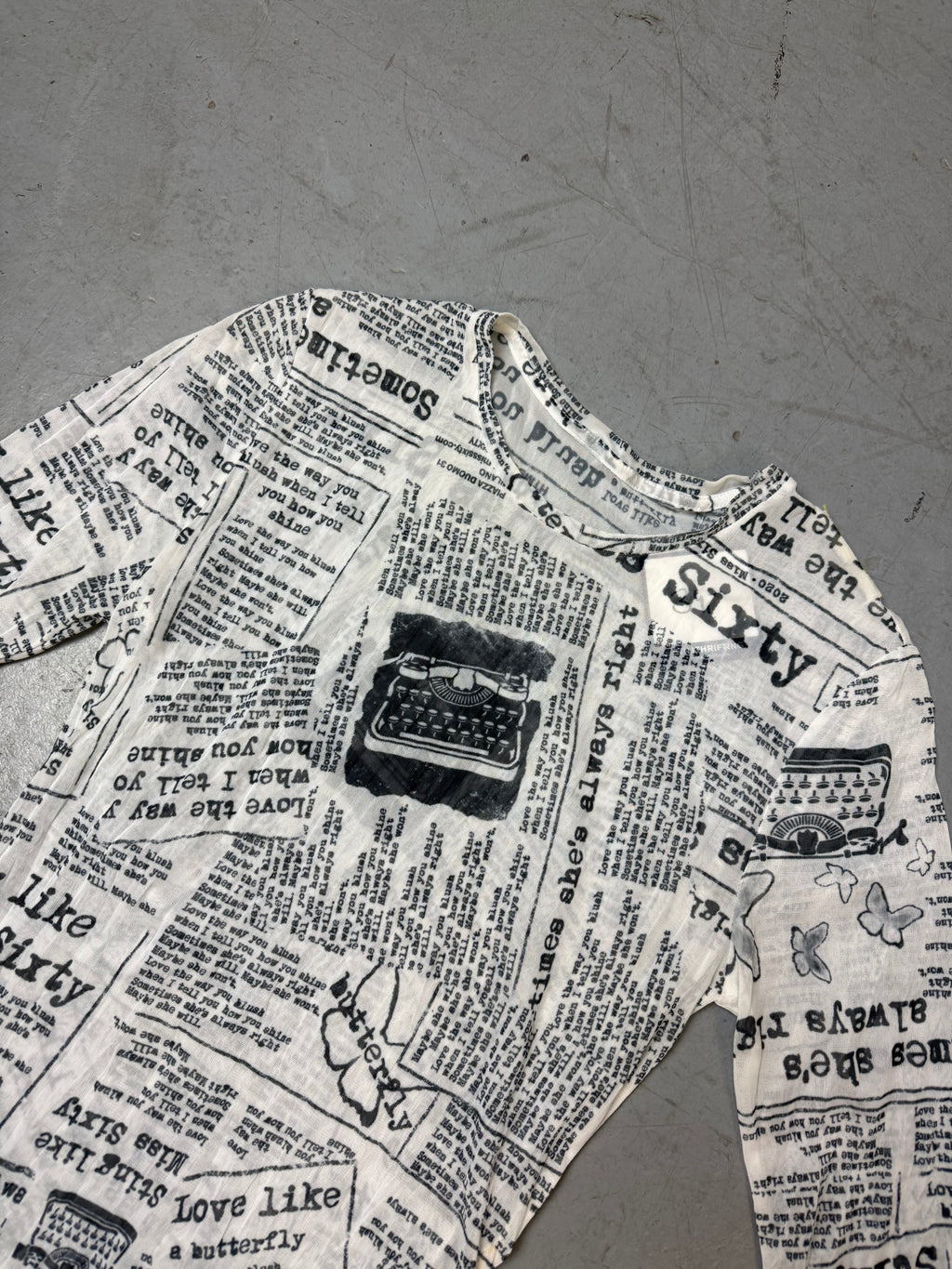 Detailliertes Produktbild von Vintage Miss Sixty Newspaper Mesh T-Shirt S von vorne