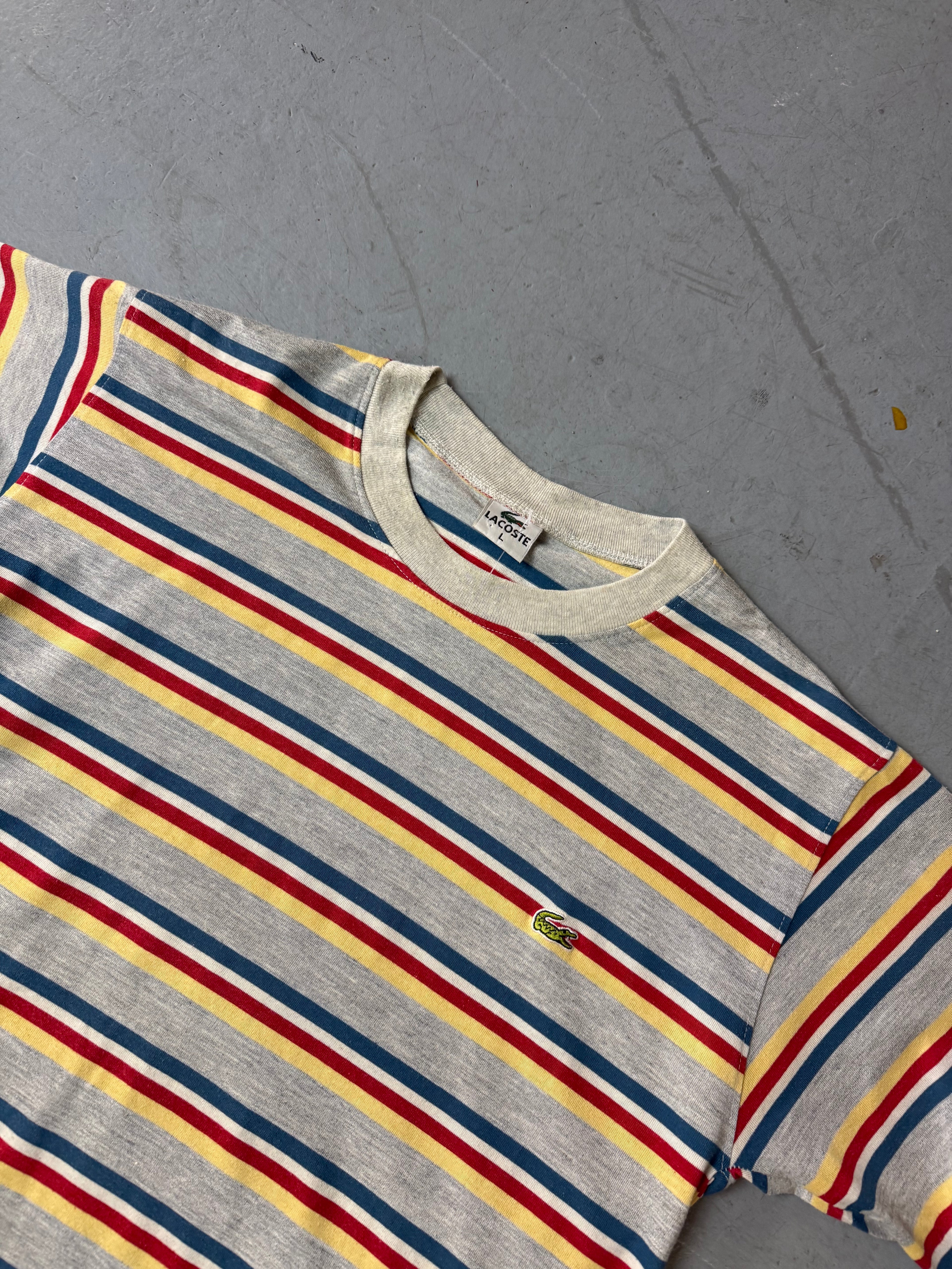 Ein bunt gestreiftes Tshirt von Lacoste mit Logo auf der Brust 