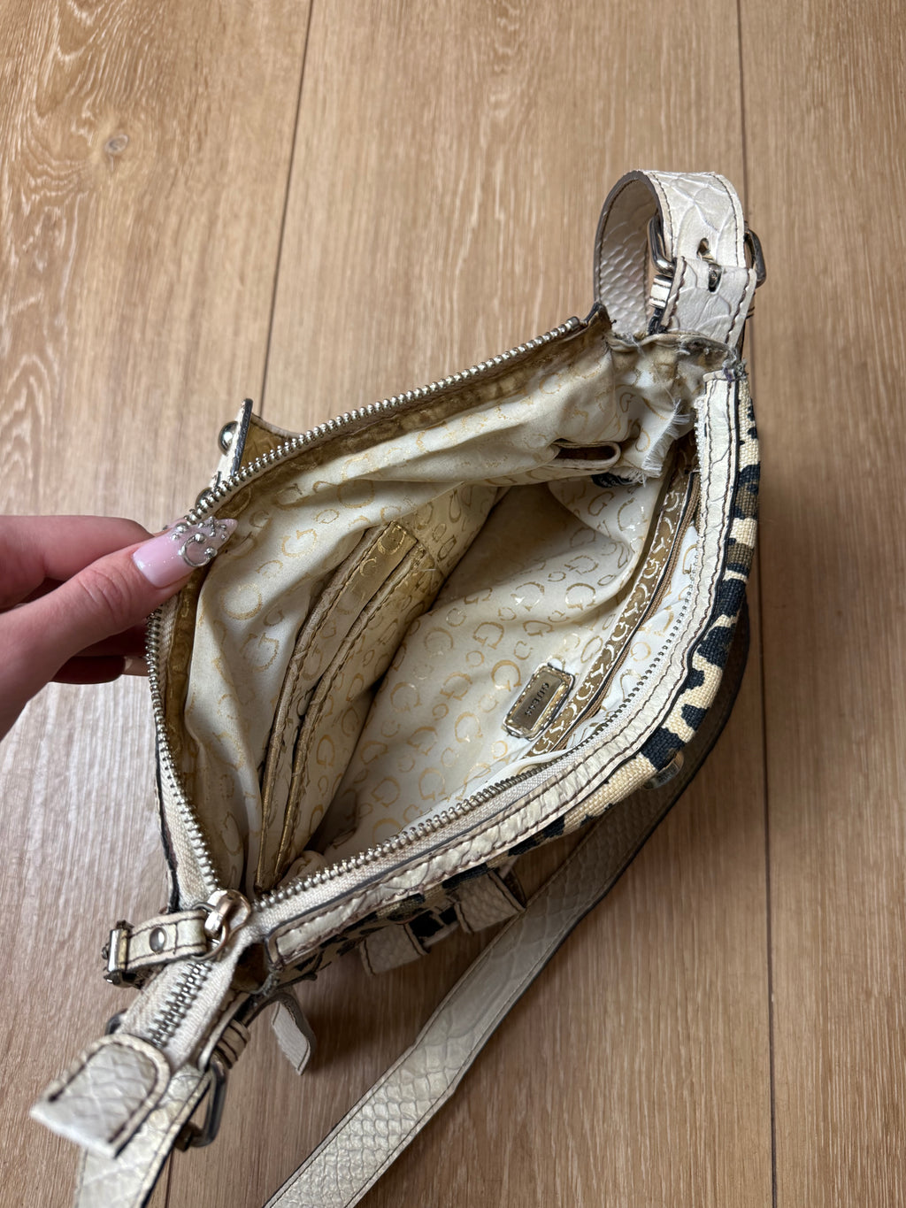 Detailbild von einer Vintage Leopard Y2K Guess Shoulder Bag von innen