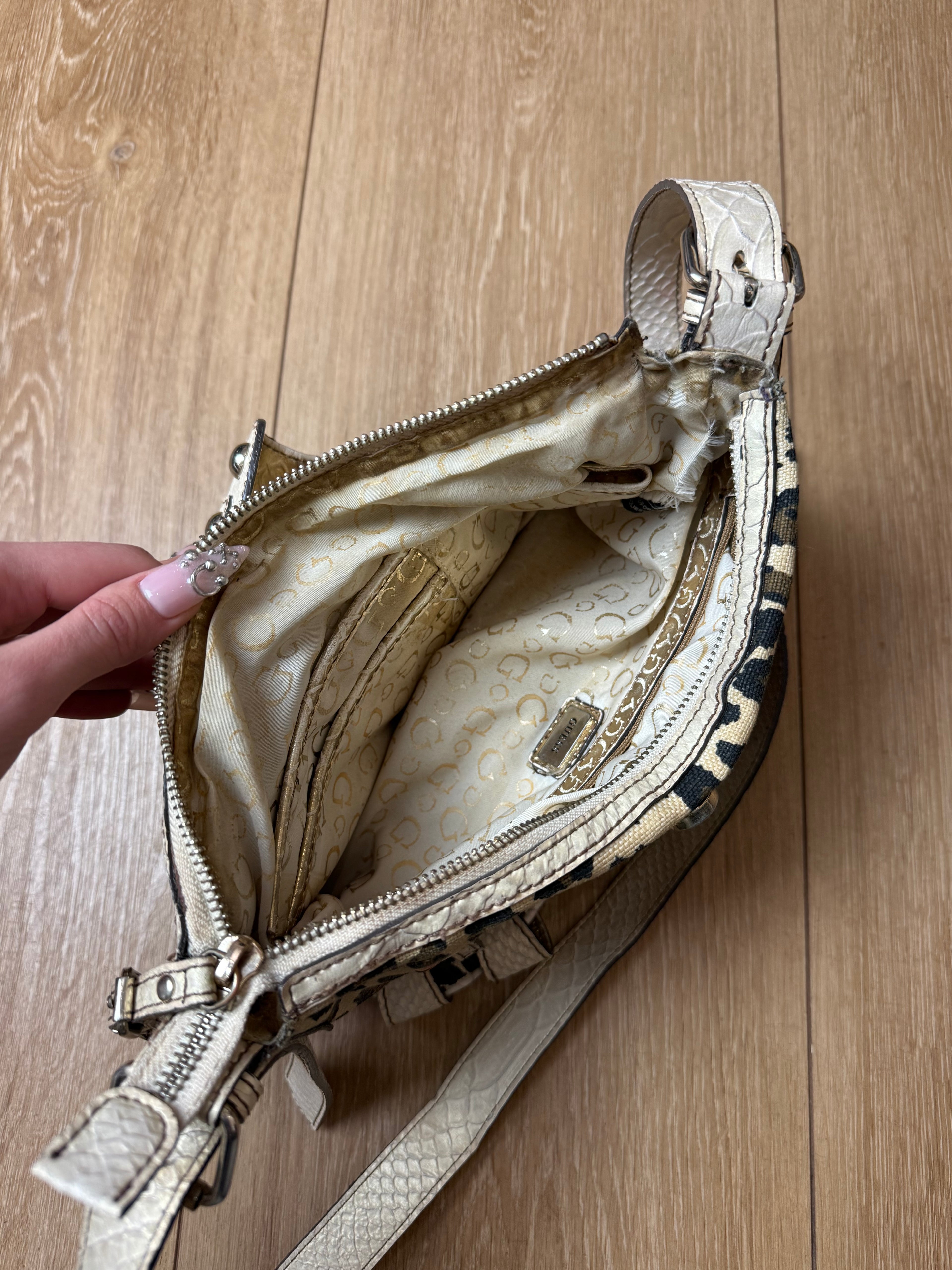 Detailbild von einer Vintage Leopard Y2K Guess Shoulder Bag von innen