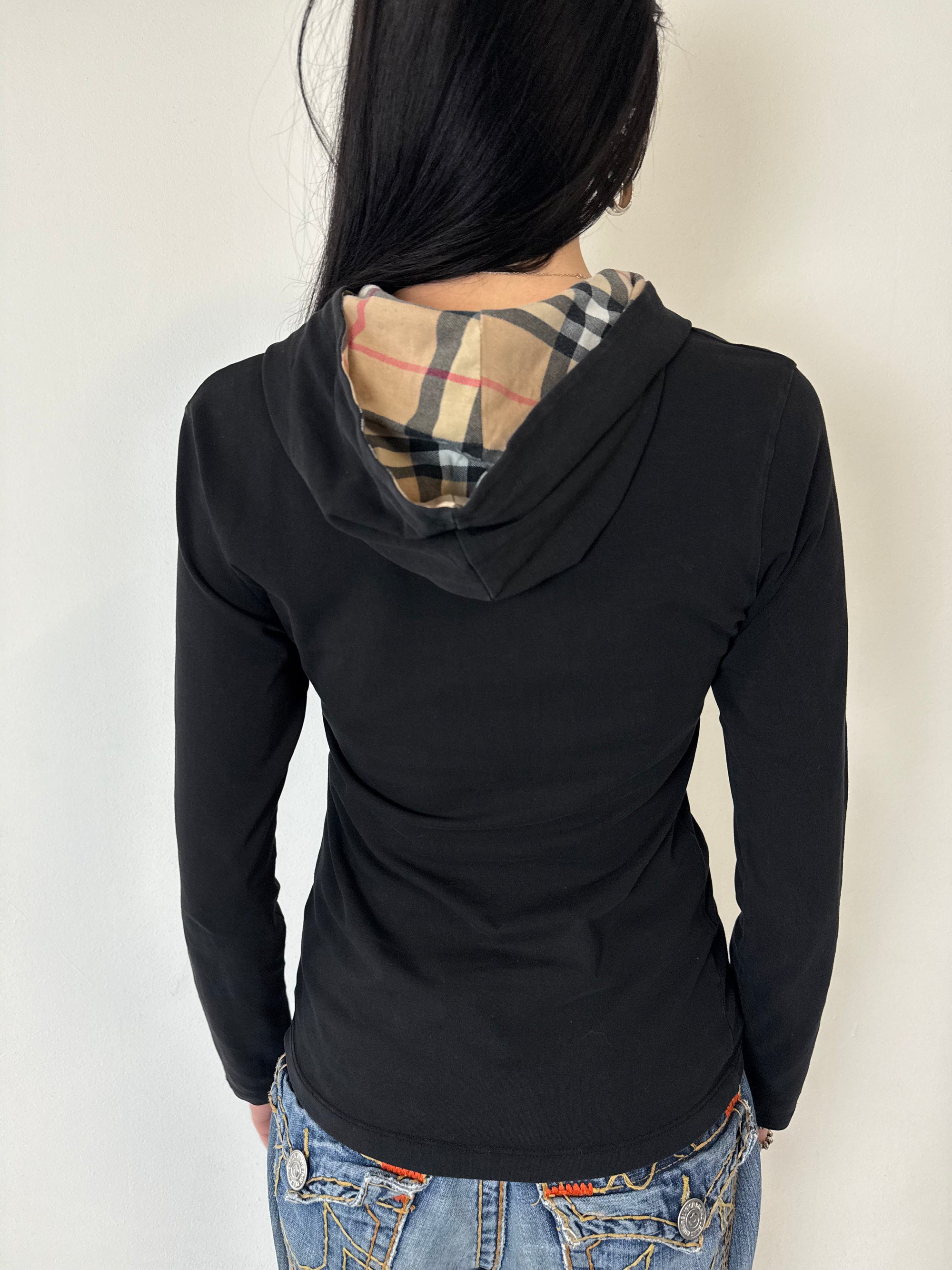 Ein schwarzes Burberry Half Zip Longsleeve mit Gold Reißverschluss und dem Burberry Muster in der Kaputze