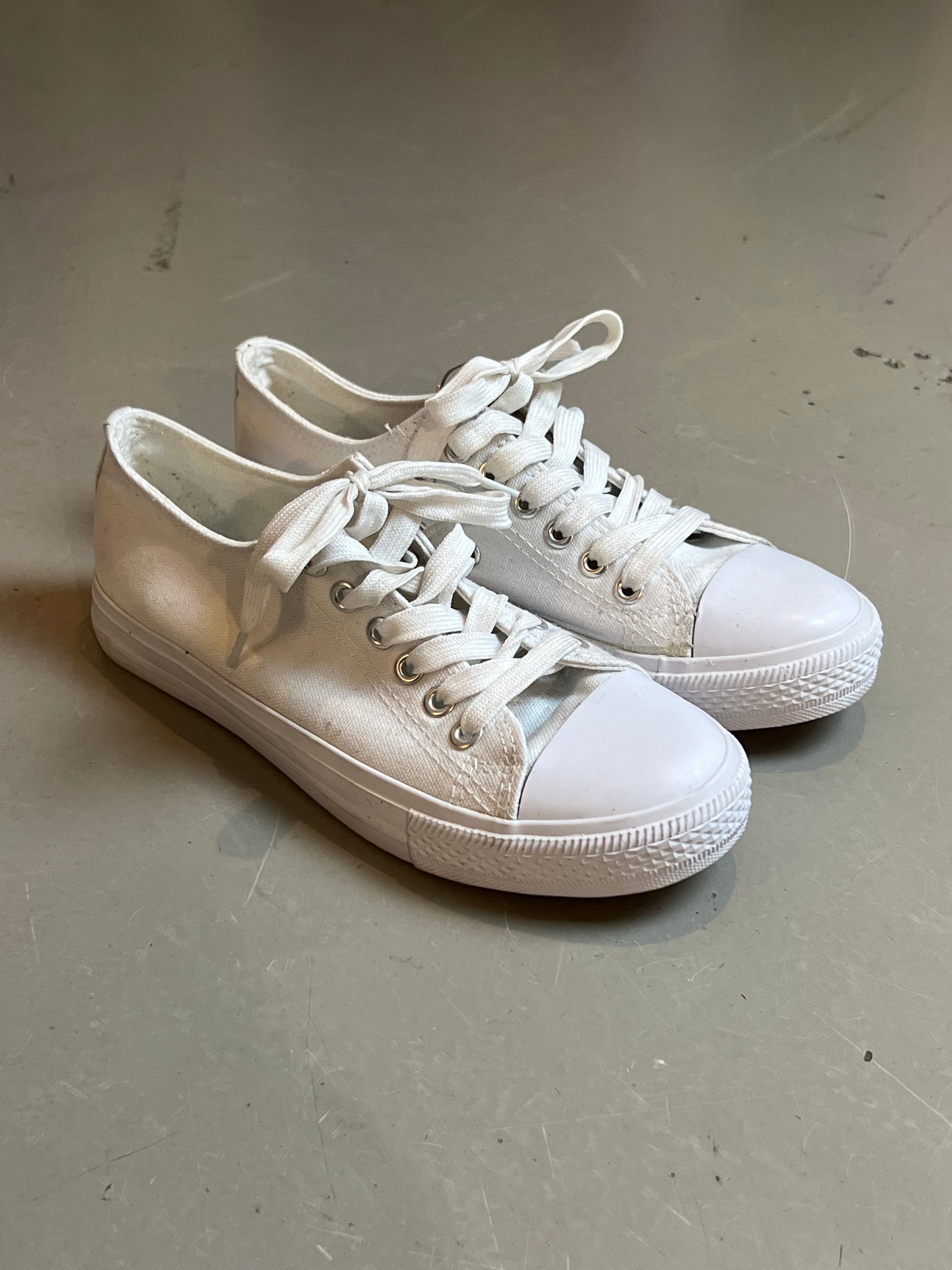 Vintage White Sport Sneaker 38
