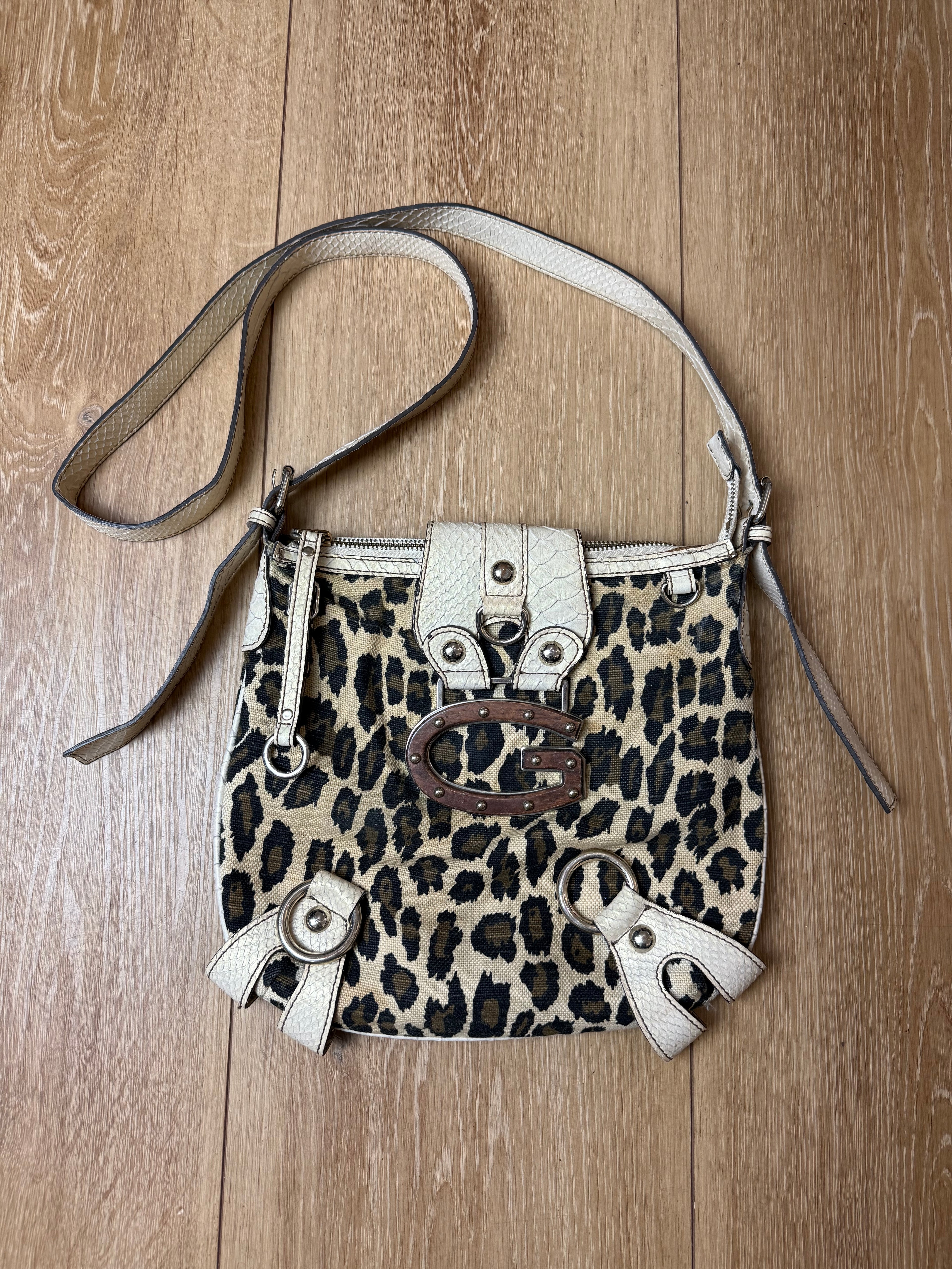 Produktbild von einer Vintage Leopard Y2K Guess Shoulder Bag von vorne