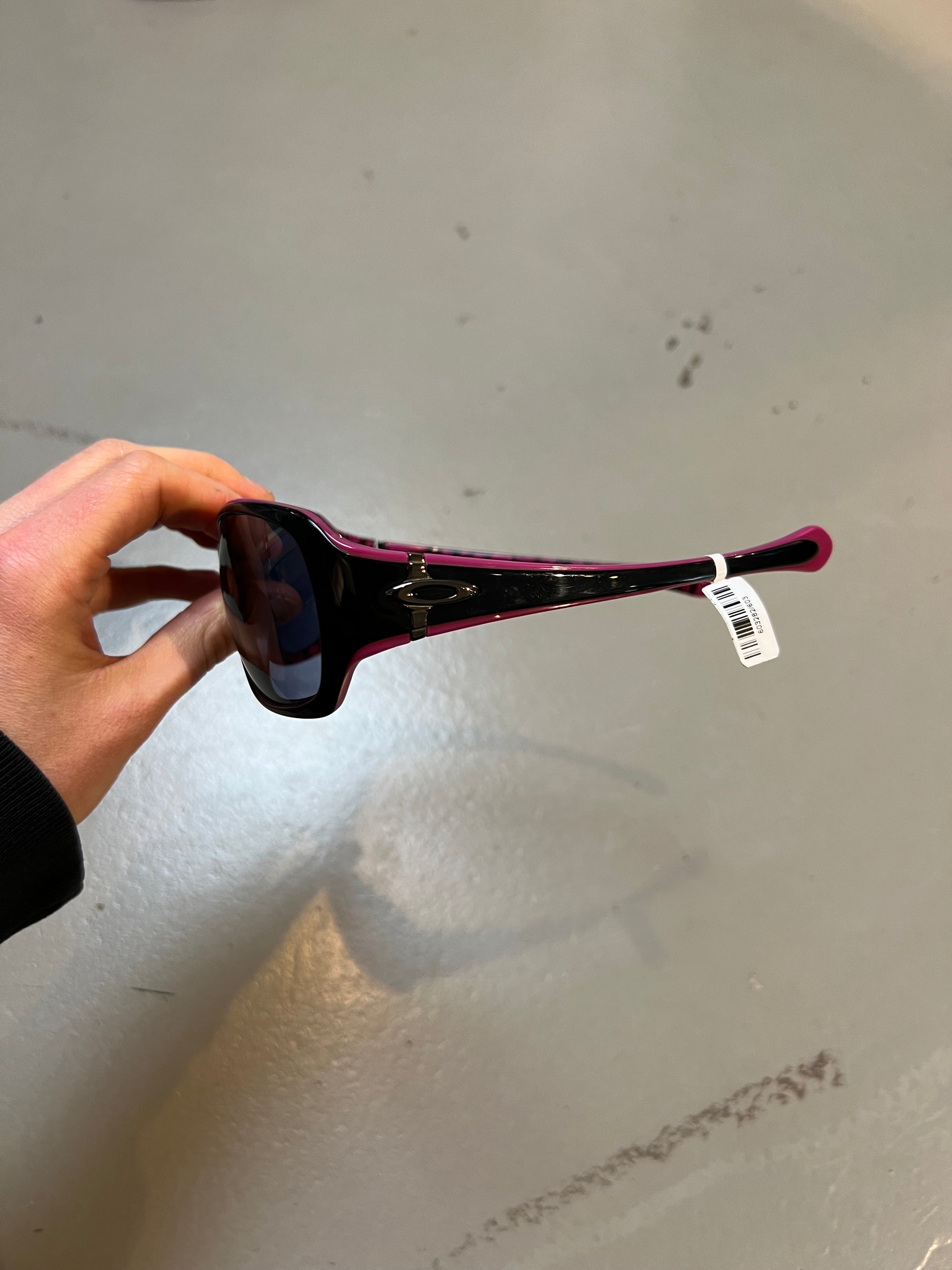 Produkt bild der Oakley Sunglasses Black Pink von der Seite