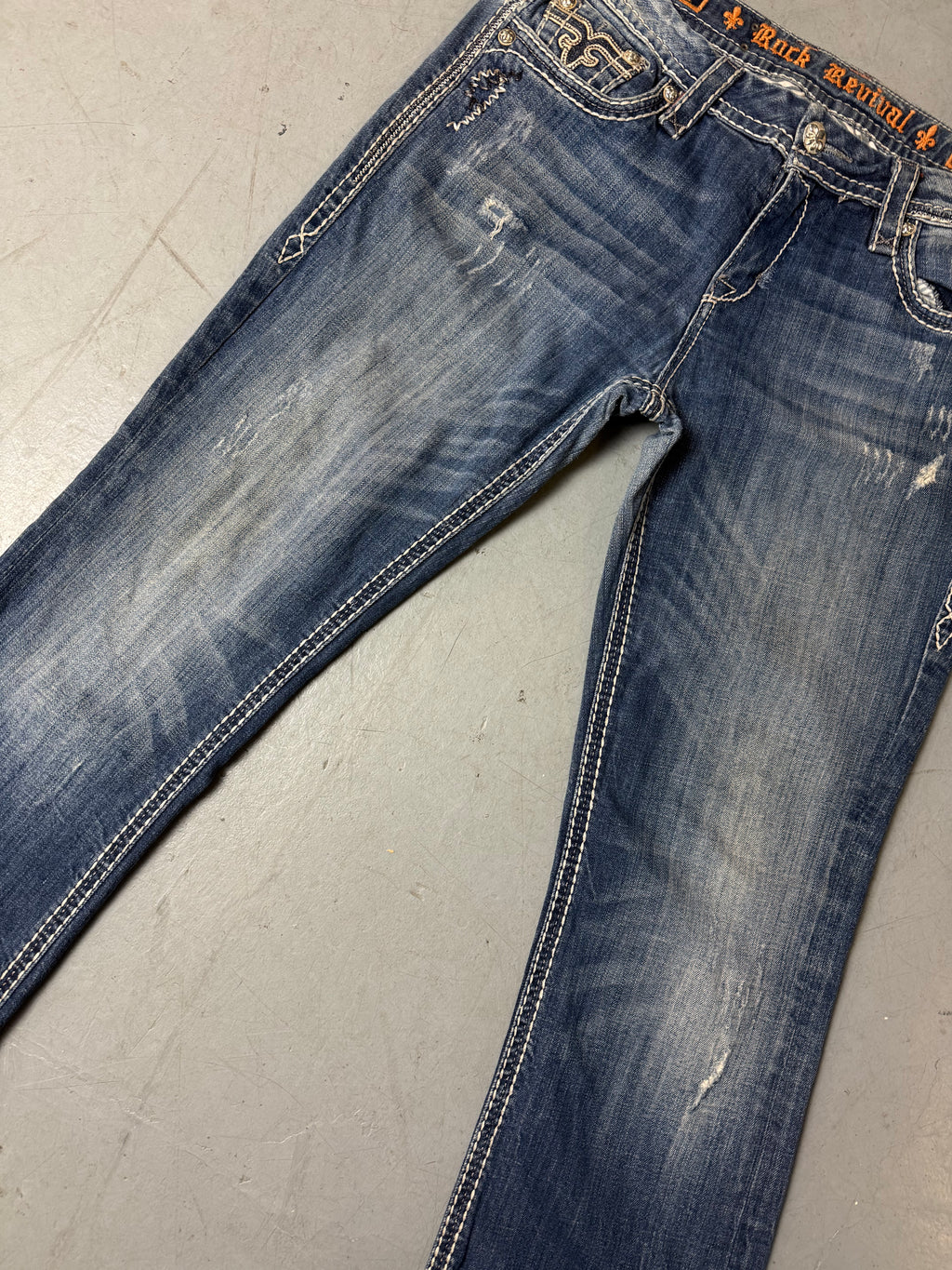 Detailbild von einer Vintage Rock Revival Bootcut Low Waist Denim von Hosenbein vorne