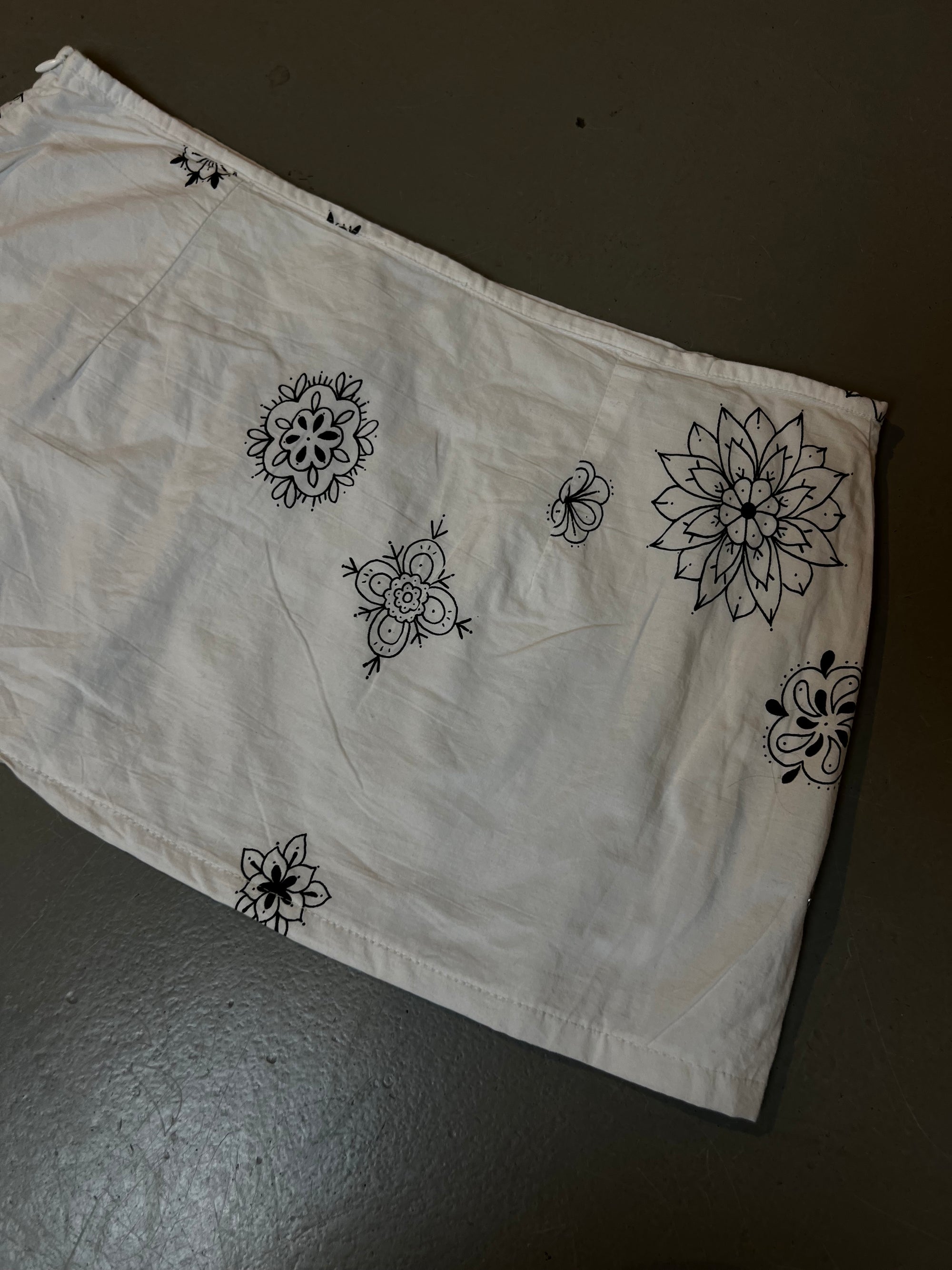 Vintage White Mini Skirt with Flowers S/M