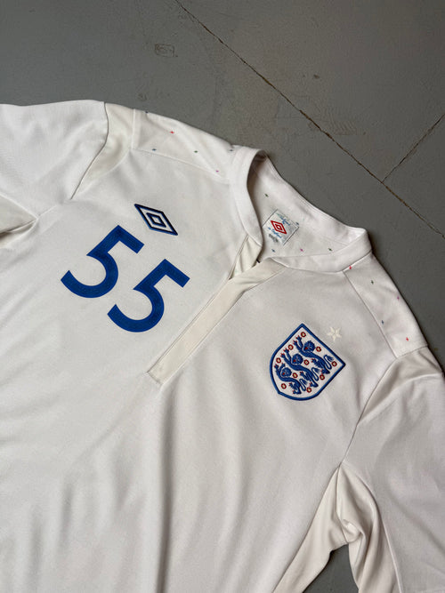 Vintage Umbro England 2010-2011 Home Jersey for Boys. Y2K Second Hand 2000s Fashion 