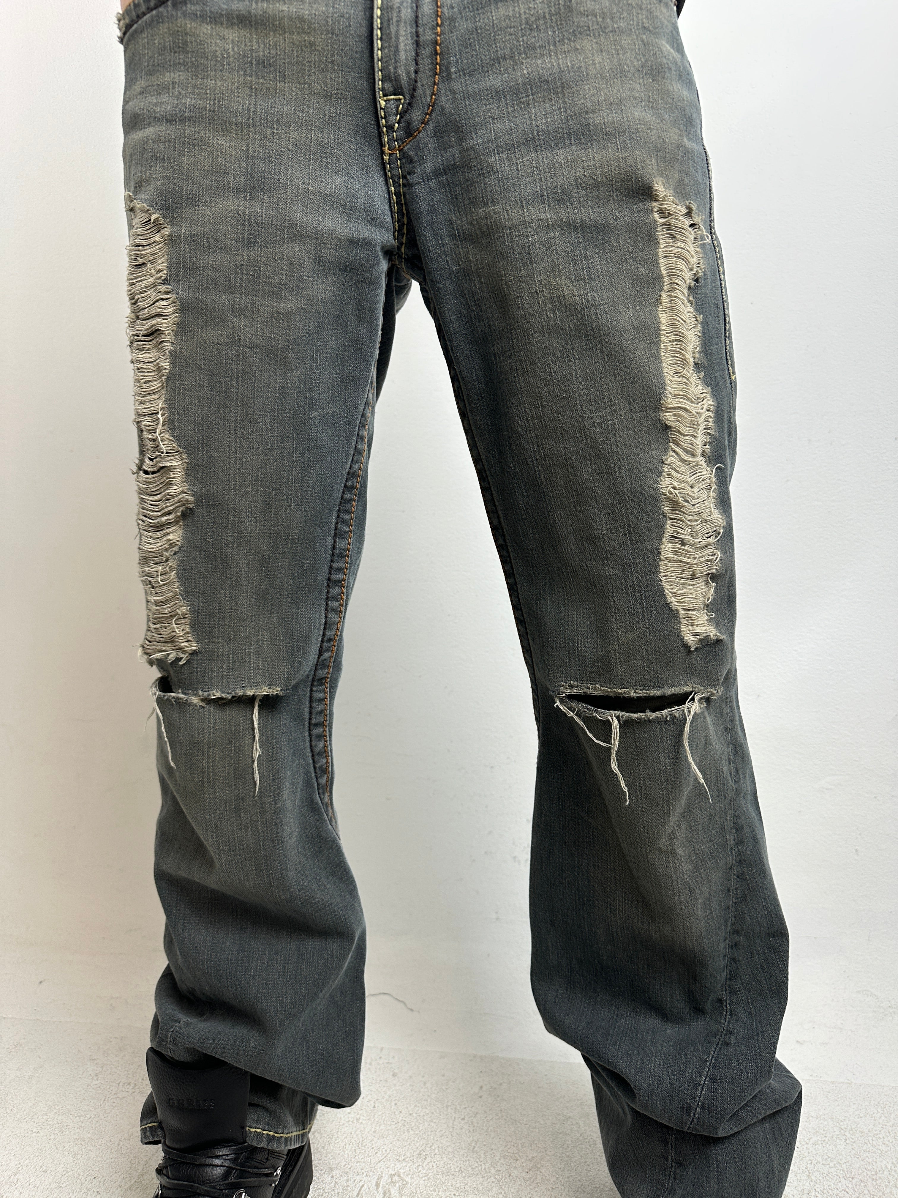 Detailliertes Tragebild von Vintage Grey Ripped & Flared True Religion S/M von vorne