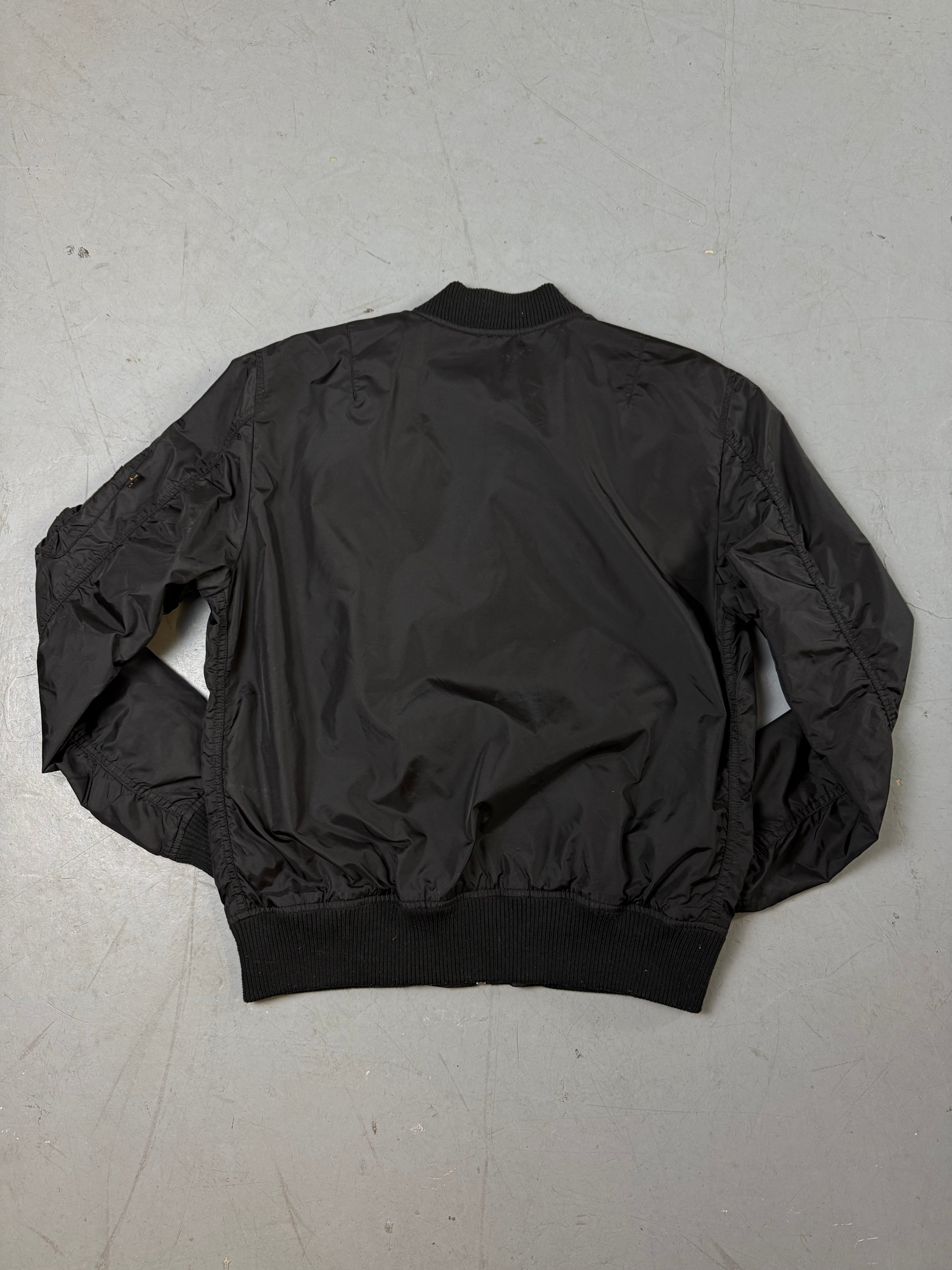 Produktbild von einer Vintage Alpha Industries Black Bomber Jacket von hinten