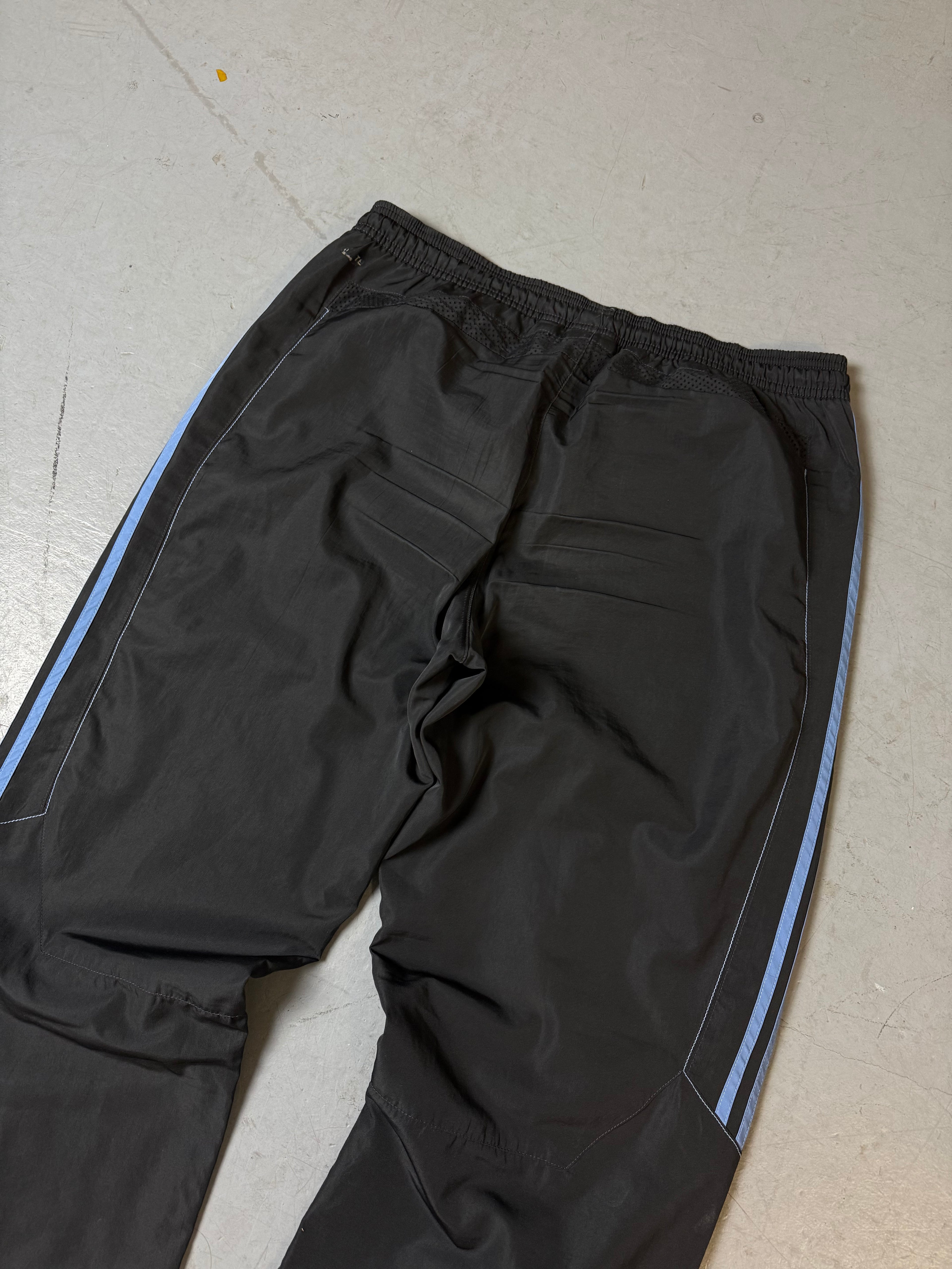 Eine schwarz blaue Adidas Trackpants vintage Y2K Jogginghose Sporthose 
