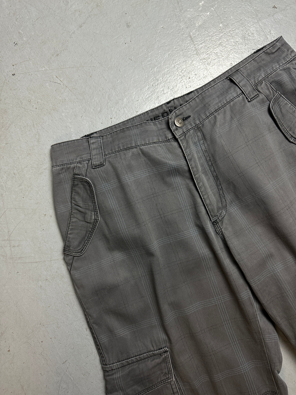 Detailbild von Vintage Dark Grey Cargo Pants M/L von vorne 