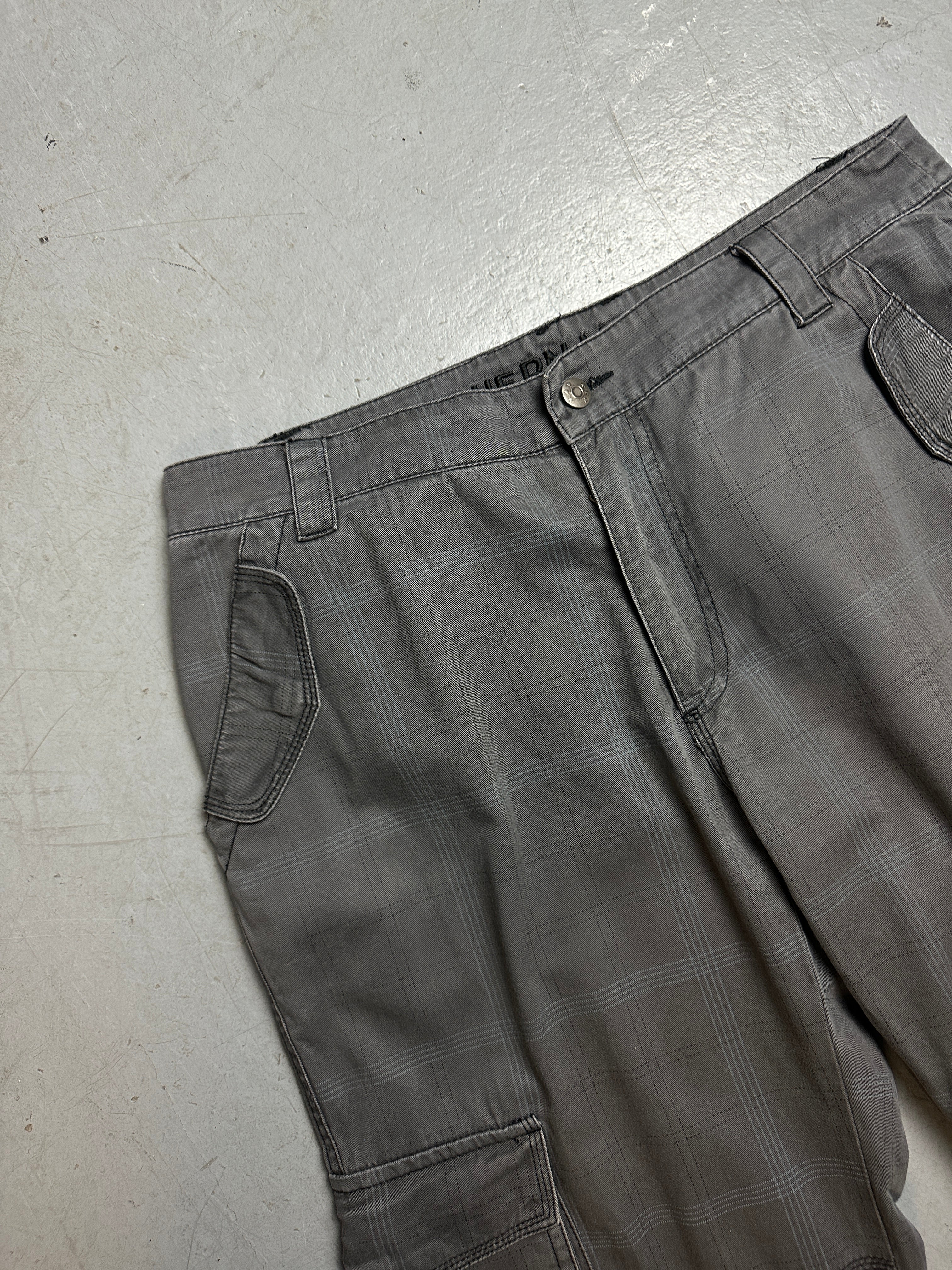 Detailbild von Vintage Dark Grey Cargo Pants M/L von vorne 