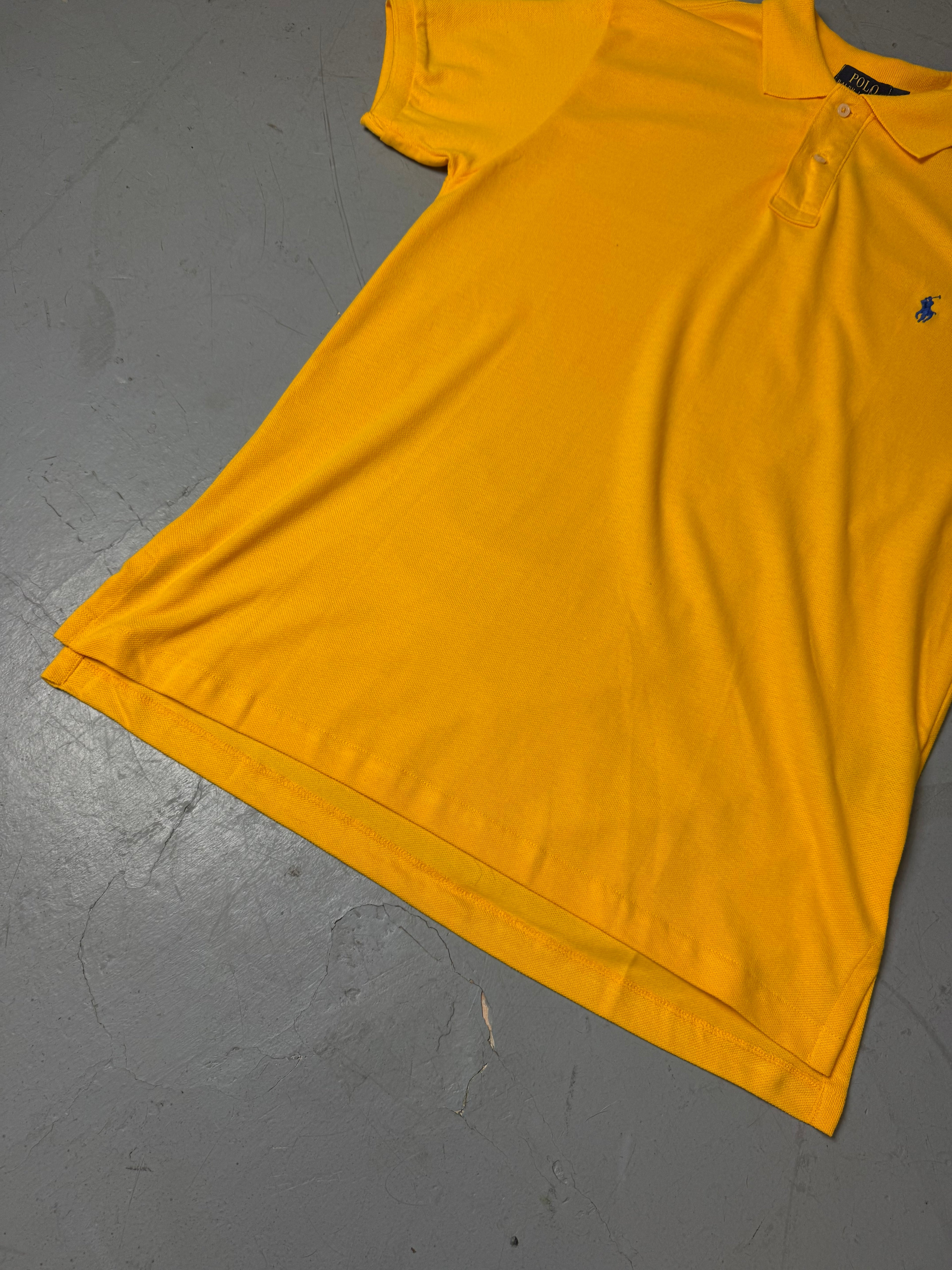 Ein gelbes Polo von Ralph Lauren mit blauem Reiter auf der Brust in L