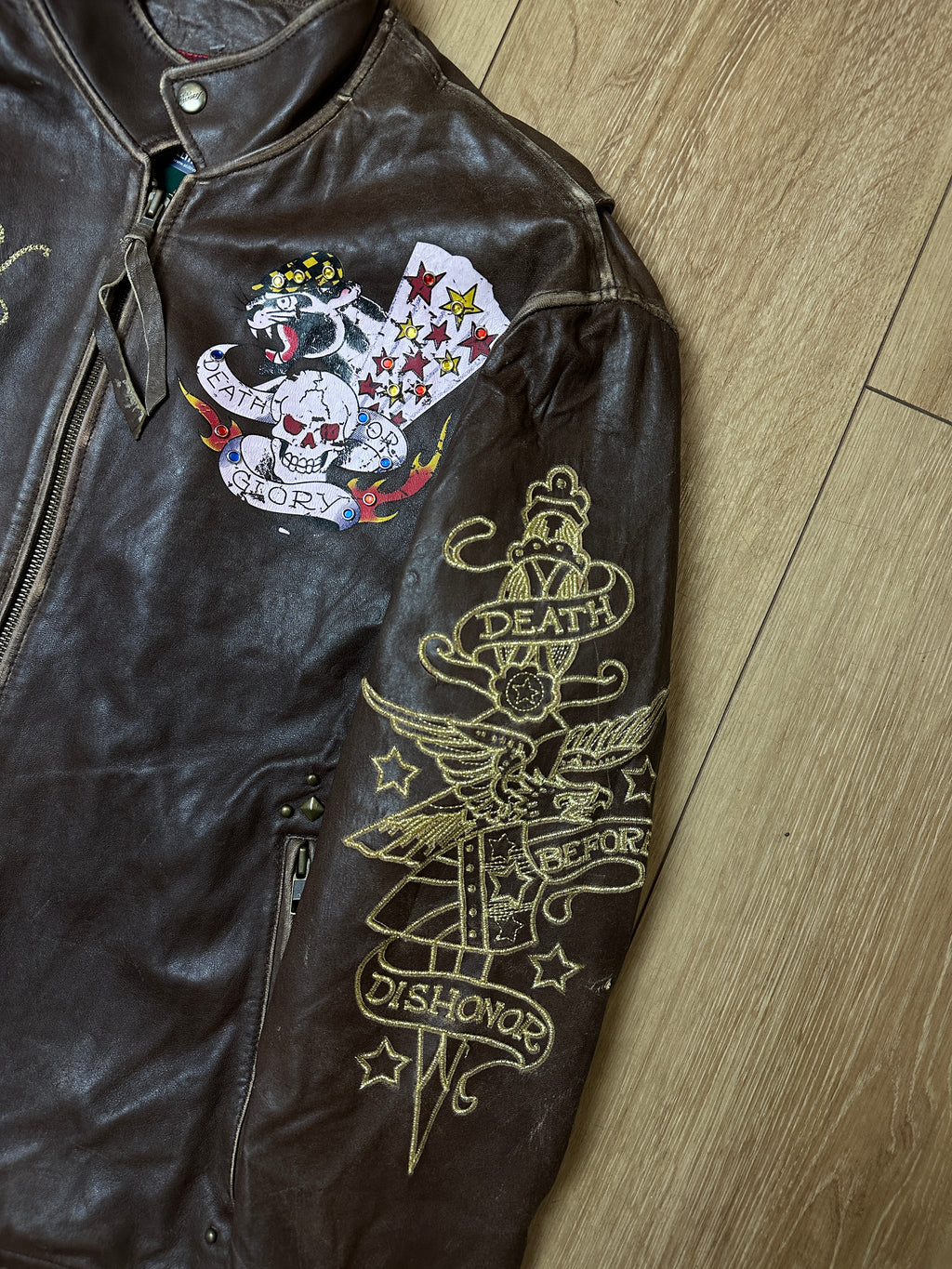 Detailbild Vintage Ed Hardy Brown Leather Jacket von vorne 