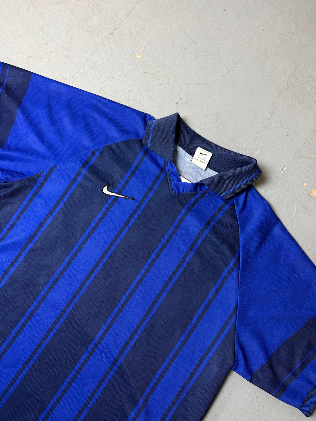 Detailbild von Vintage Nike Black and Blue T-Shirt von vorne