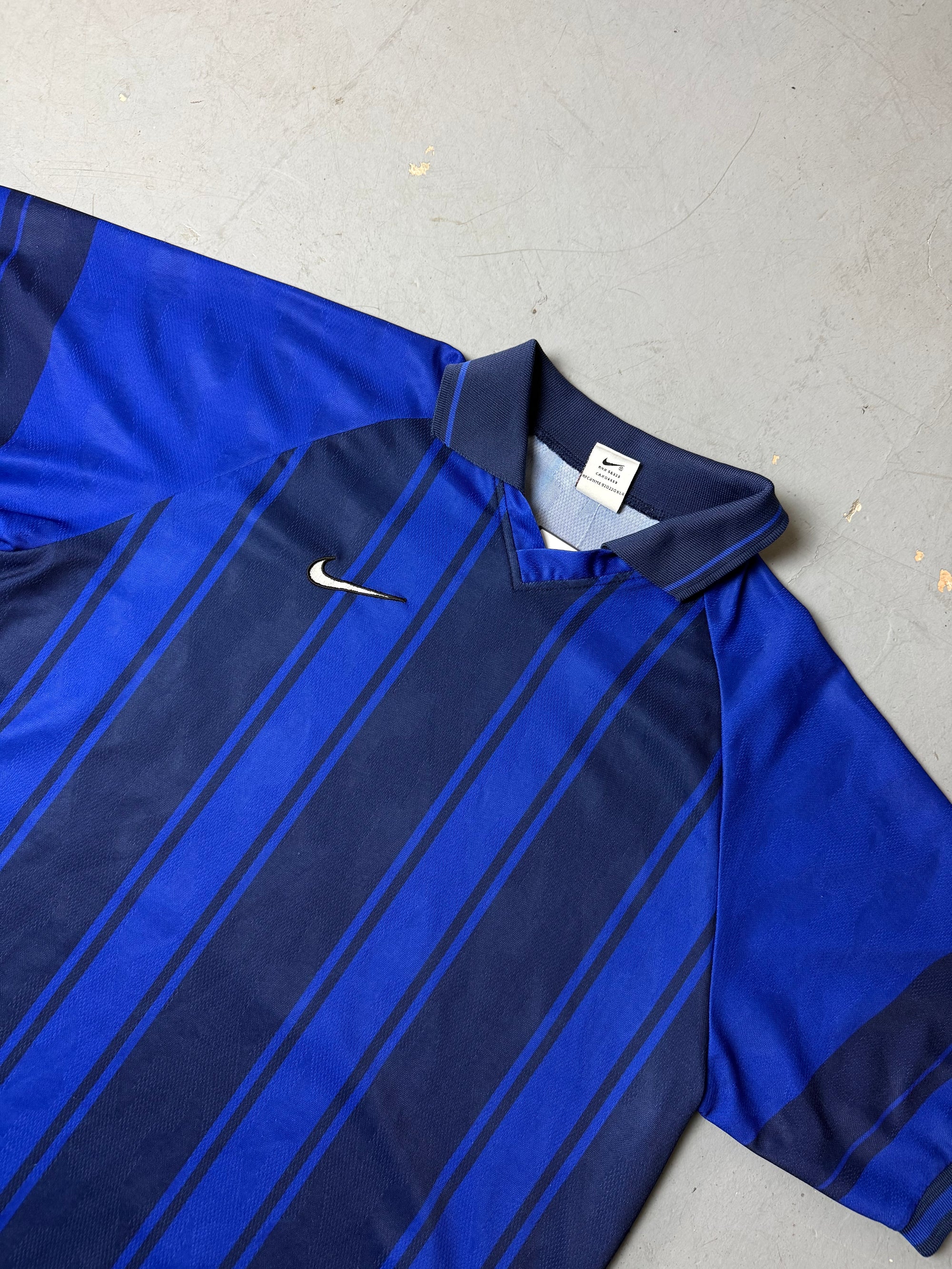 Detailbild von Vintage Nike Black and Blue T-Shirt von vorne