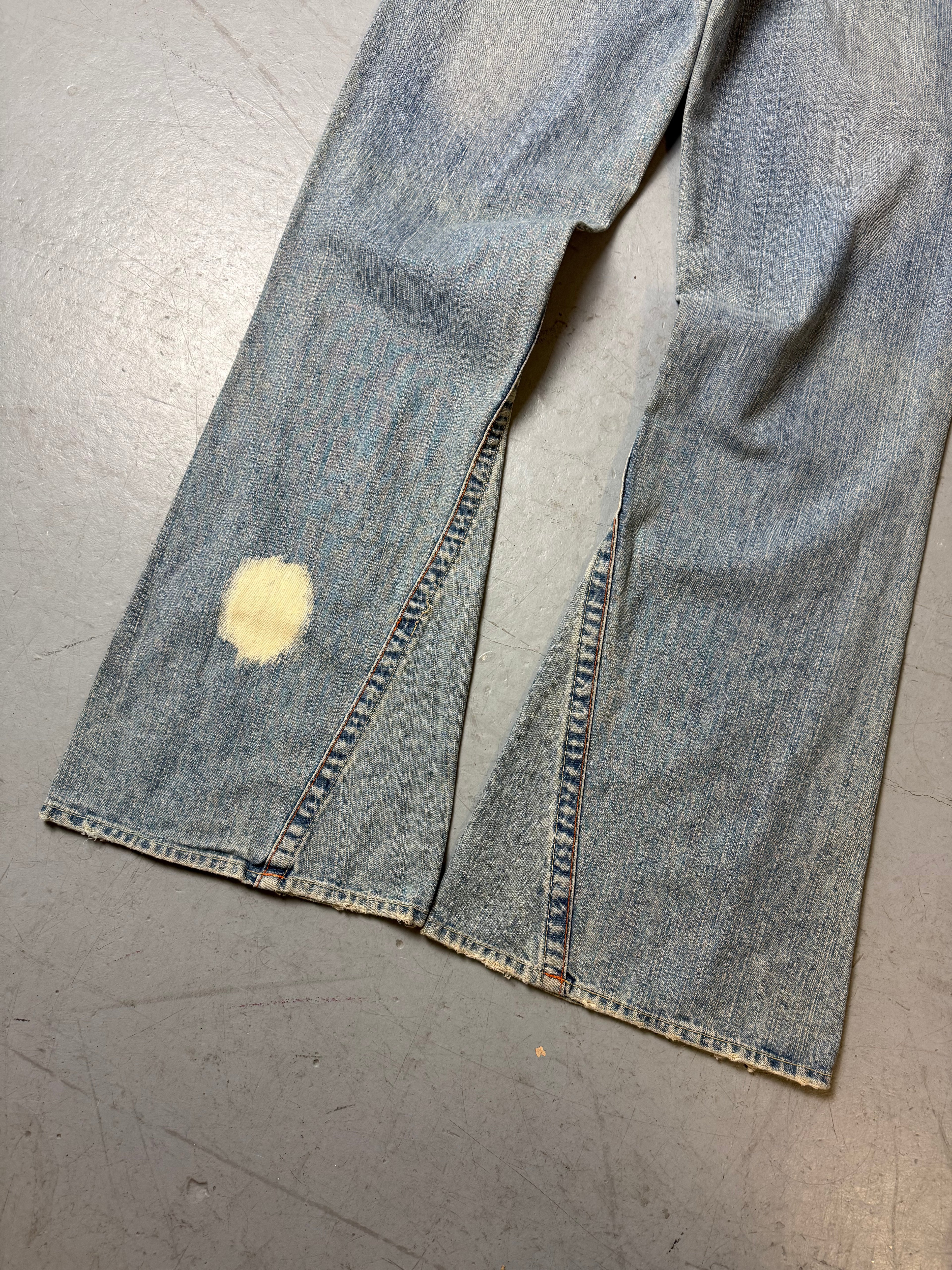 Detailbild von Vintage True Religion Bleach Washed Flared Denim von hinten