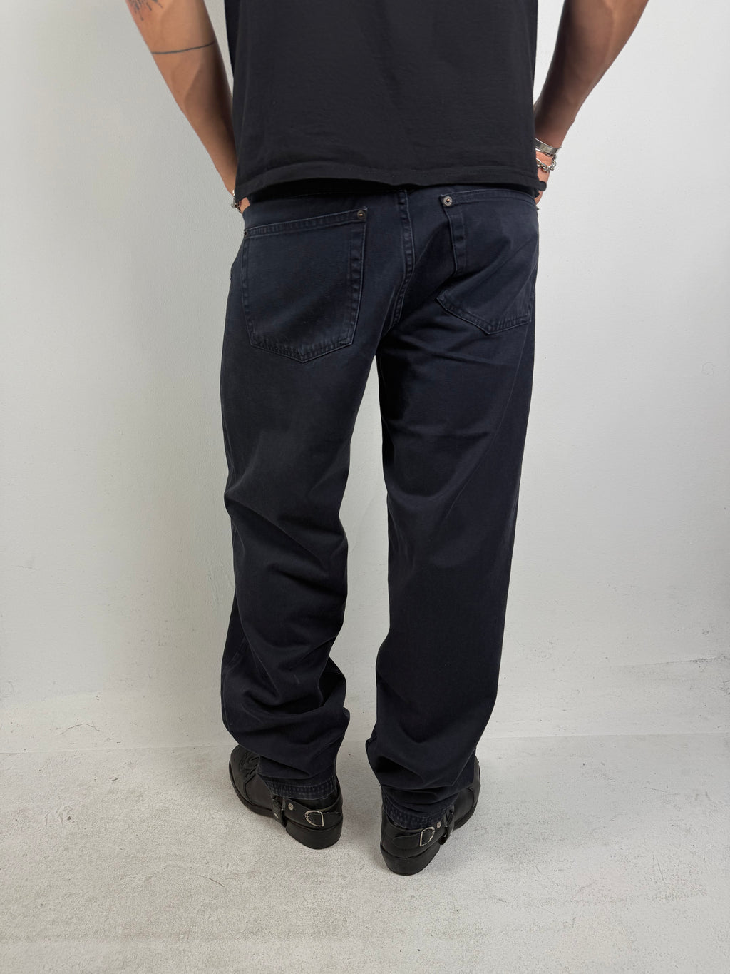 Tragebild von Vintage Diesel Saddler Super Baggy Black Jeans von hinten