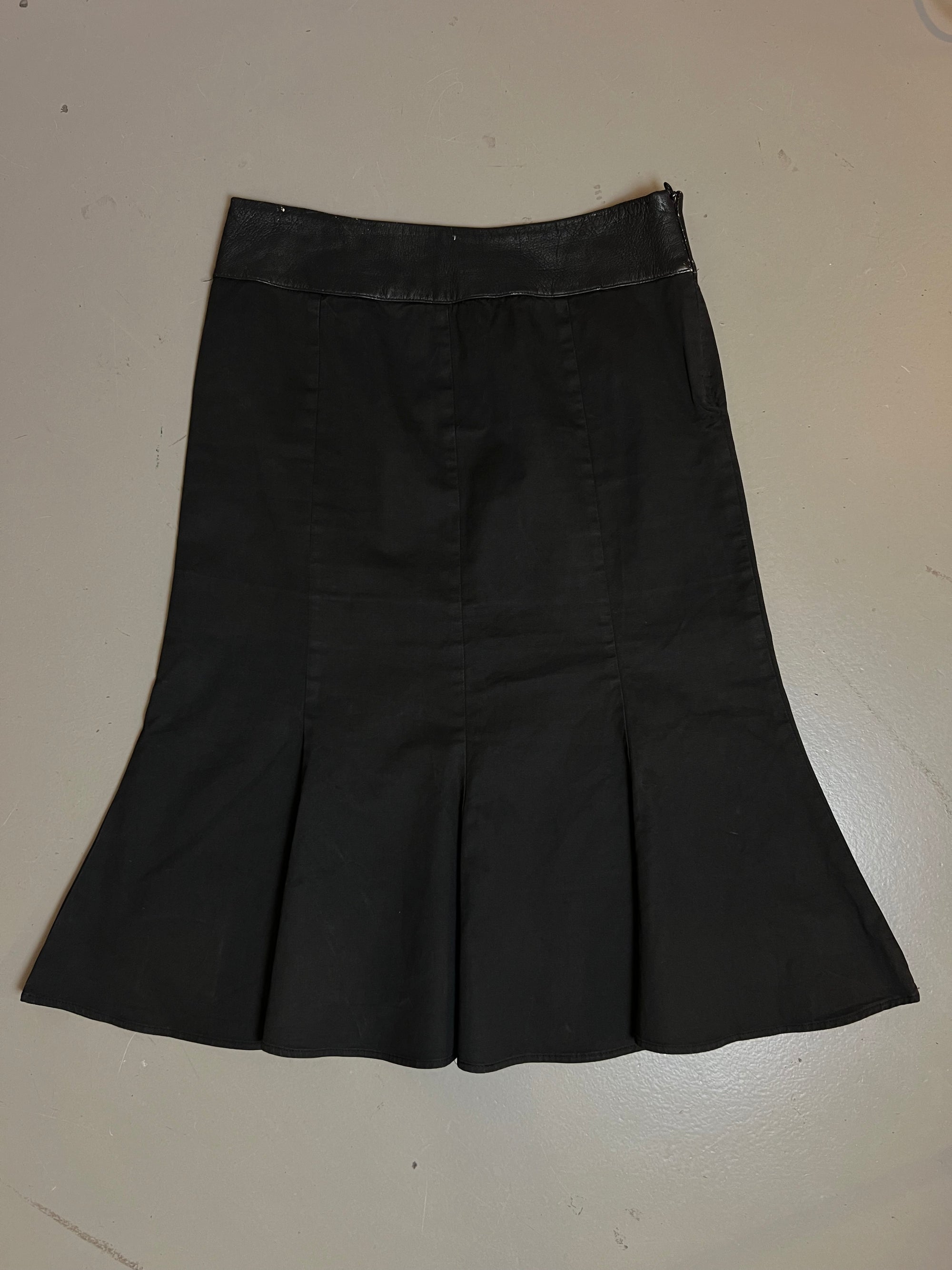 Trage Bild von Vintage Black Moschino Skirt S/M von hinten