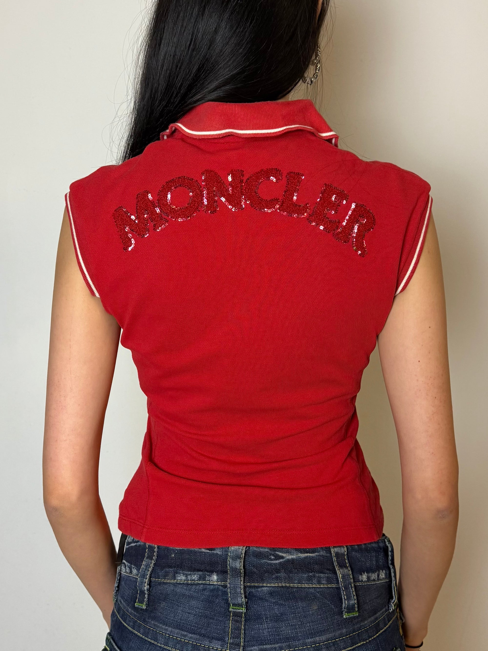 Ein rotes Moncler Polo ärmellos mit Moncler auf dem Rücken 
