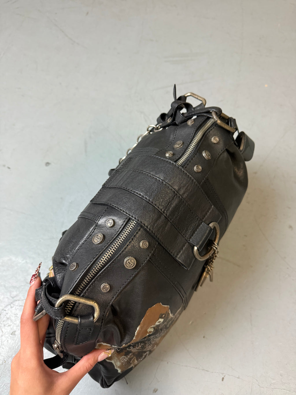 Eine große schwarze Lederjacke on Galliano in top Zustand mit Silber Anhänger 