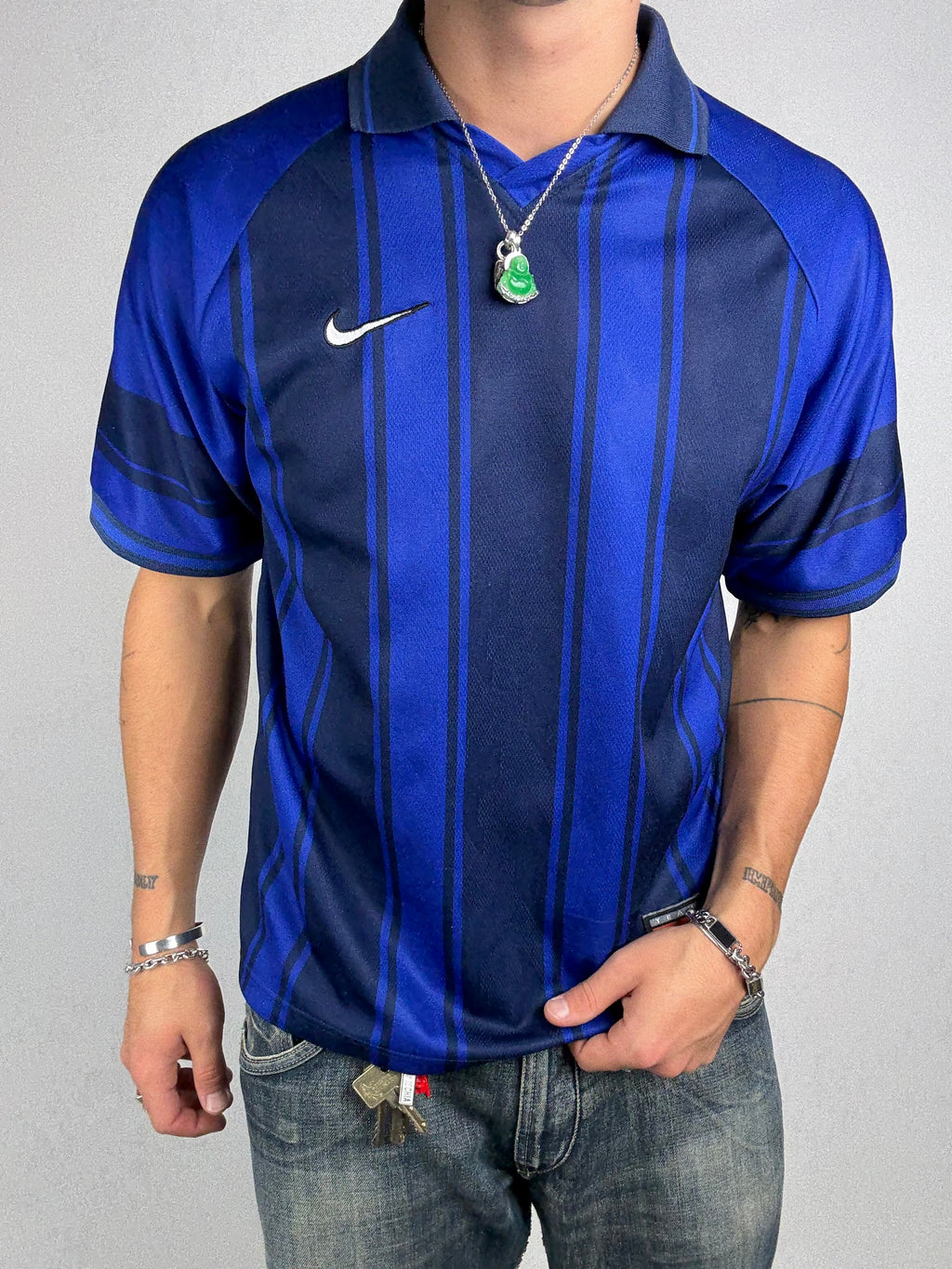 Tragebild von Vintage Nike Black and Blue T-Shirt von vorne