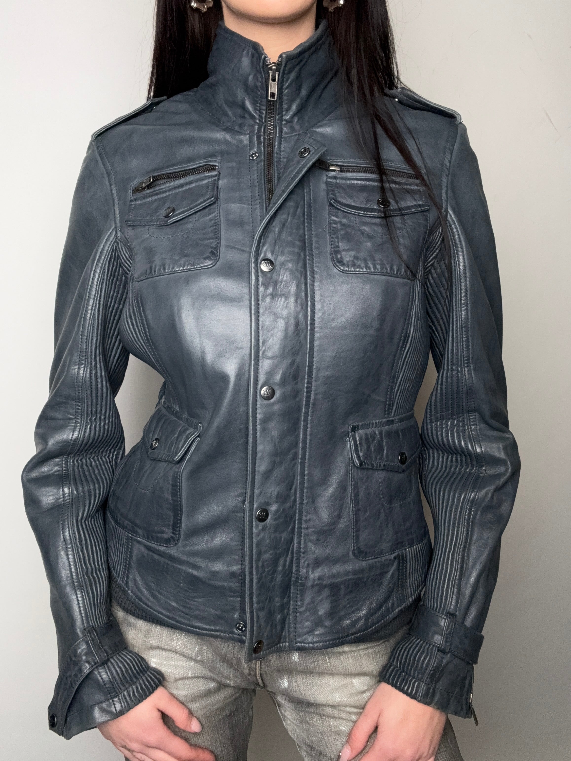 Eine blaue Lederjacke vintage Y2K 