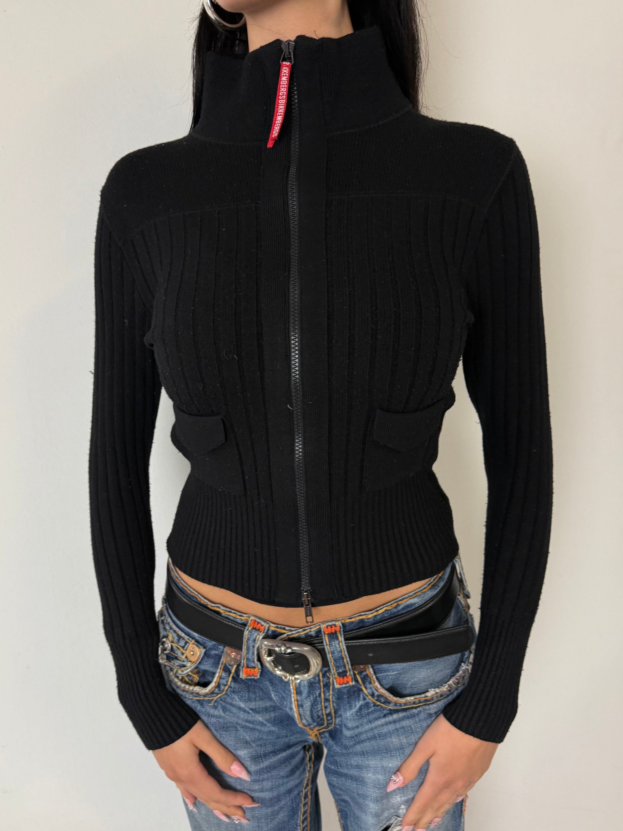 Ein schwarzer Strick Zipper von Dirk Bikkembergs mit roter Schlaufe am Reißverschluss in XS