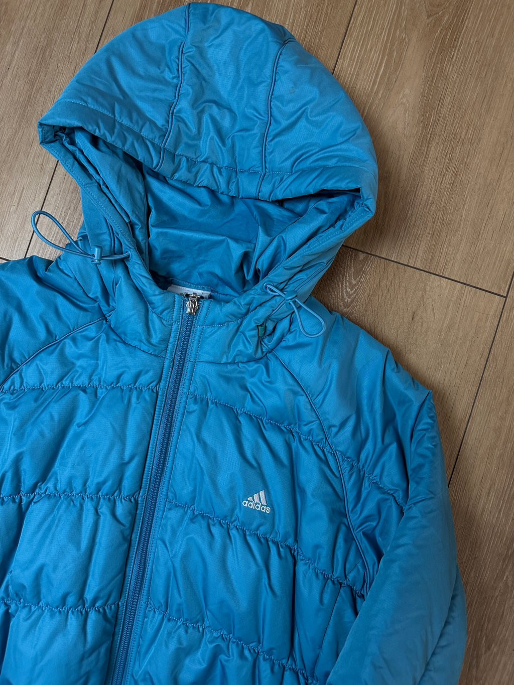 Detailbild  einer Vintage Blue Adidas Puffer Jacket von vorne
