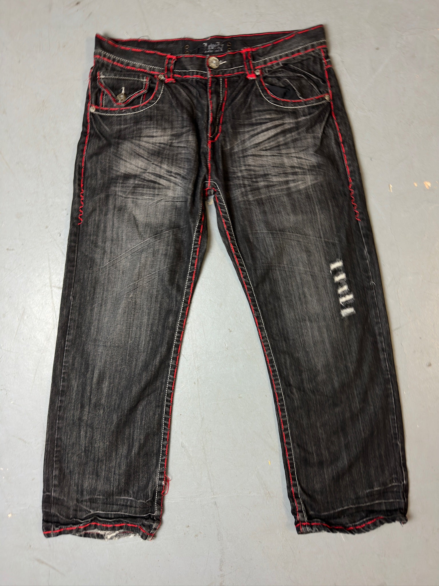 Eine schwarze baggy Japanese denim mit rotem stitching 