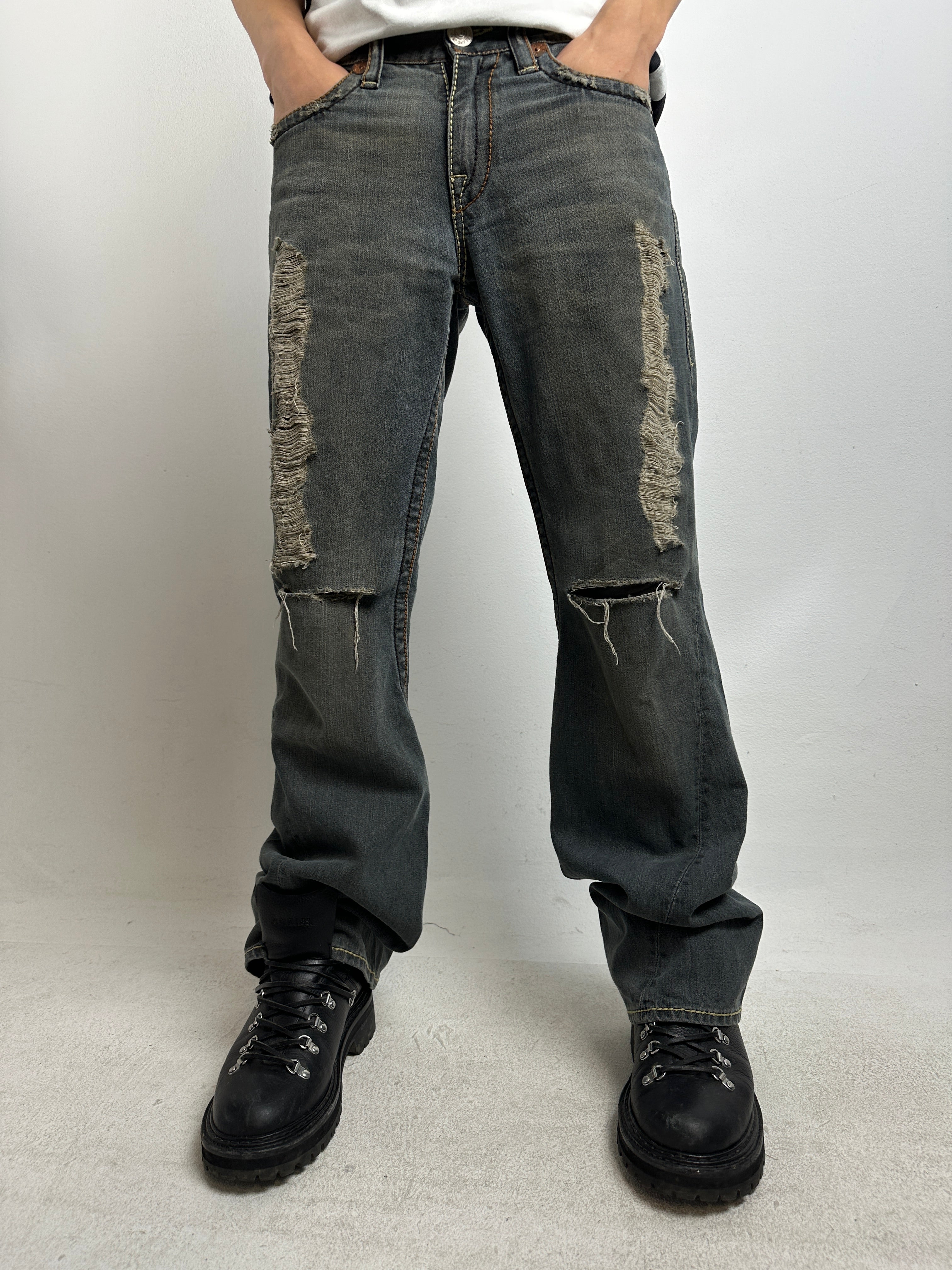 Tragebild von Vintage Grey Ripped & Flared True Religion S/M von vorne